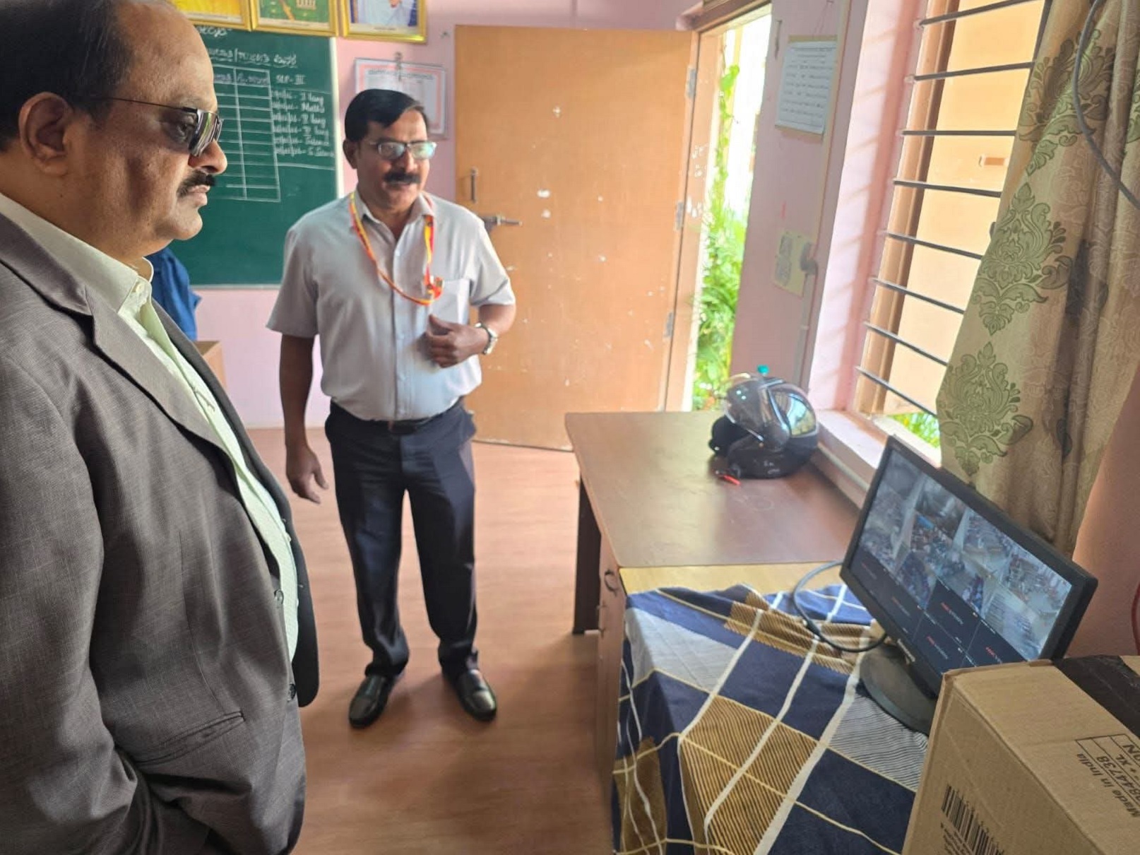ಕೋಲಾರದ ಬಾಲಕಿಯರ ಸರ್ಕಾರಿ ಪದವಿಪೂರ್ವ ಕಾಲೇಜಿಗೆ ಶನಿವಾರ ಭೇಟಿ ನೀಡಿದ ಜಿಲ್ಲಾಧಿಕಾರಿ ಎಂ.ಆರ್.ರವಿ ಸಿಸಿಟಿವಿ ವೆಬ್‌ ಕಾಸ್ಟಿಂಗ್‌ ಪರಿಶೀಲಿಸಿದರು