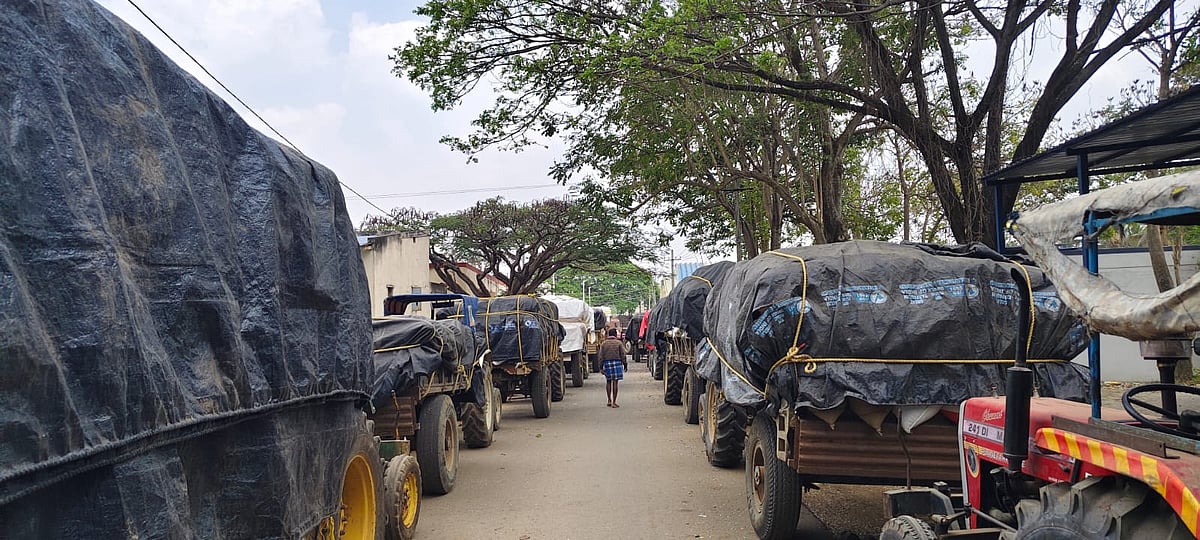 ತಿಪಟೂರು | ಸಾಲುಗಟ್ಟಿ ನಿಂತ ವಾಹನ: ರೈತರು, ಅಧಿಕಾರಿಗಳ ವಾಗ್ವಾದ