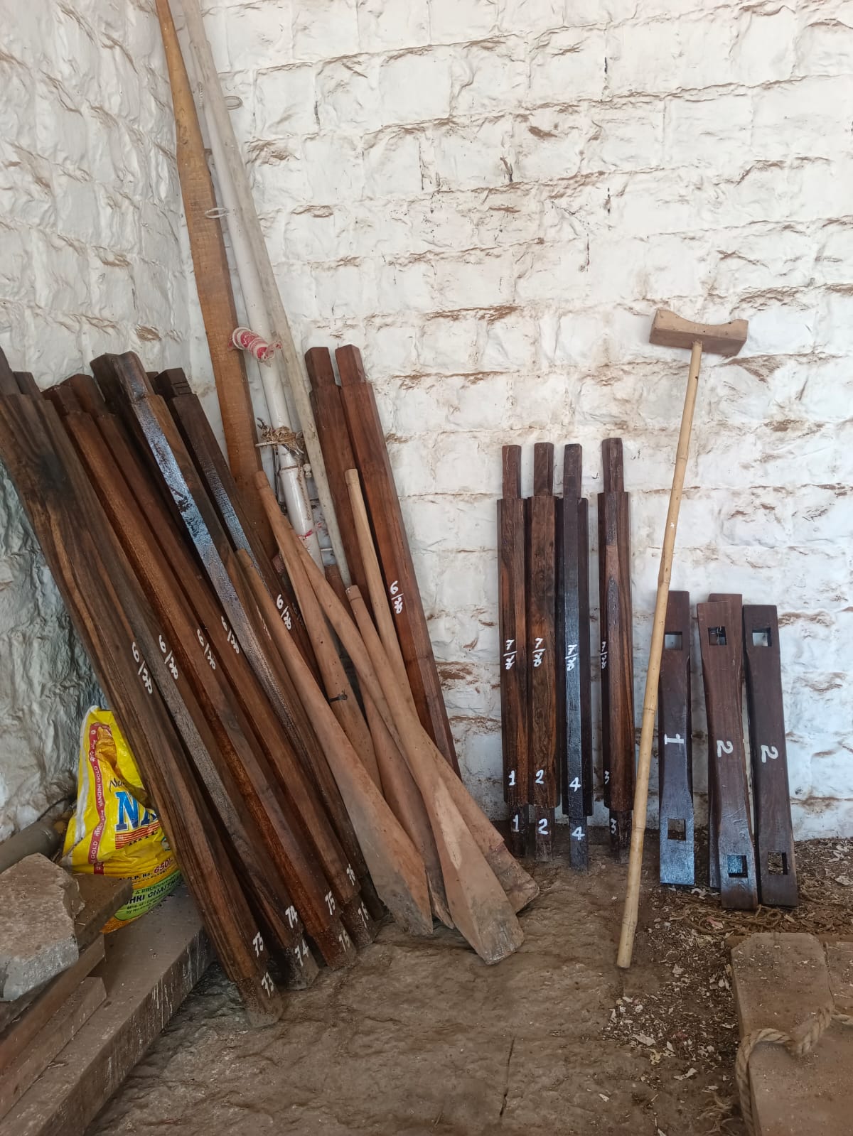 ತೇರು ಕಟ್ಟಲು ಬಳಸಲು ತಯಾರಿಸಿರುವ ಕಟ್ಟಿಗೆ ಕಂಬಗಳು