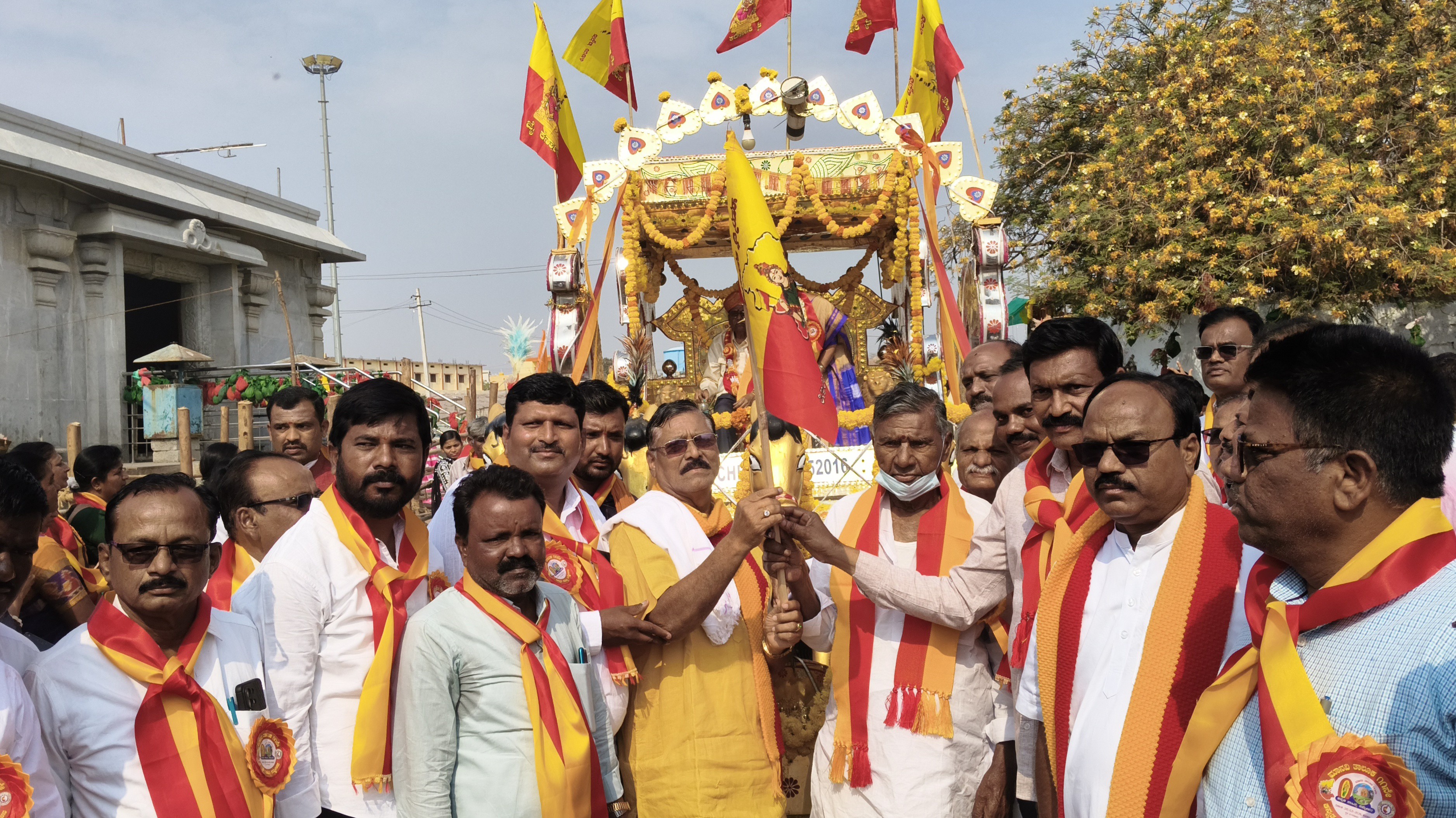 ಮಾನ್ವಿ ತಾಲ್ಲೂಕಿನ ನೀರಮಾನ್ವಿ ಗ್ರಾಮದಲ್ಲಿ ಶನಿವಾರ ನಾಡದೇವಿ ಭುವನೇಶ್ವರಿ ಭಾವಚಿತ್ರ ಹಾಗೂ ಸಮ್ಮೇಳನಾಧ್ಯಕ್ಷರ ಮೆರವಣಿಗೆಗೆ ಶಾಸಕ ಜಿ.ಹಂಪಯ್ಯ ನಾಯಕ ಚಾಲನೆ ನೀಡಿದರು