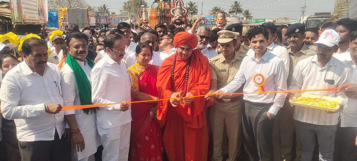 ಇತಿಹಾಸ ನೆನಪಿಸಿದ ಜಾನಪದ ಕಲಾಮೇಳ 
