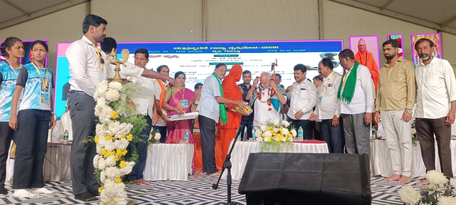 5ಇಪಿ : ಹಿರೇಕಲ್ಮಠದಲ್ಲಿ ನಡೆದ ಕೃಷಿಮೇಳದಲ್ಲಿ ಡಾ. ಒಡೆಯರ ಚನ್ನಮಲ್ಲಿಕಾರ್ಜುನ ಸ್ವಾಮೀಜಿಗಳು ಬಿ.ಎಸ್. ಯಡಿಯೂರಪ್ಪ ಅವರಿಗೆ ನೇಗಿಲ ಮಾದರಿಯನ್ನು ನೀಡಿ ಶಾಲು ಹೊದೆಸಿ ಸನ್ಮಾನಿಸಿದರು. 