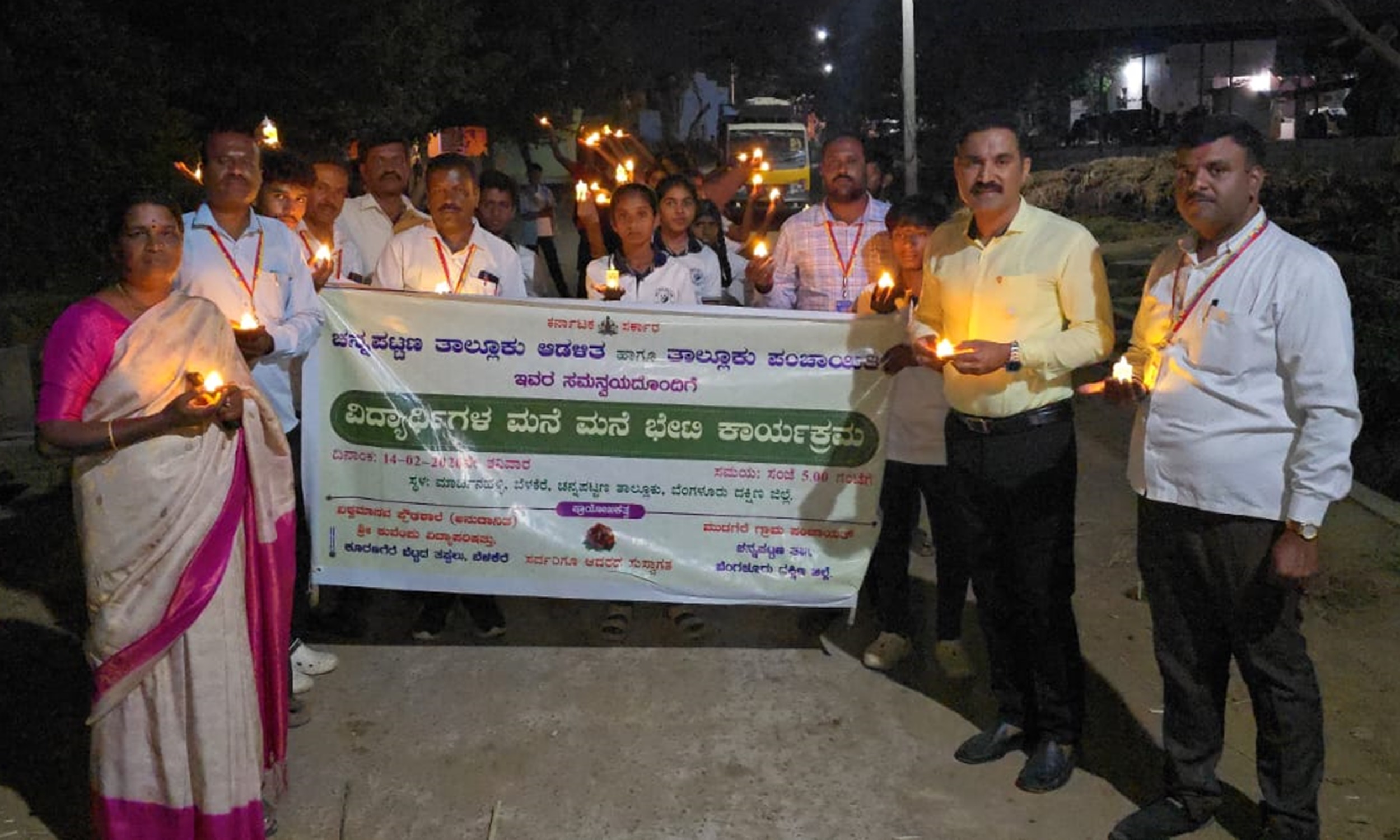 ಎಸ್‌ಎಸ್ಎಲ್‌ಸಿ ವಿದ್ಯಾರ್ಥಿಗಳಿಗೆ ಸ್ಫೂರ್ತಿ ತುಂಬಲು ‘ವಿದ್ಯಾರ್ಥಿಗಳ ಮನೆ ಮನೆ ಭೇಟಿ ಕಾರ್ಯಕ್ರಮ’ದಲ್ಲಿ ಶಿಕ್ಷಕರು ಸ್ಥಳೀಯ ಪೋಷಕರು ಹಾಗೂ ಮಕ್ಕಳೊಂದಿಗೆ ತಹಶೀಲ್ದಾರ್ ಬಿ.ಎನ್. ಗಿರೀಶ್