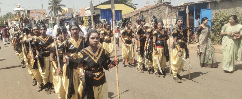 ಬೈಲಹೊಂಗಲ ತಾಲ್ಲೂಕಿನ ಮಲ್ಲಮ್ಮನ ಬೆಳವಡಿ ಗ್ರಾಮದಲ್ಲಿ ವೀರರಾಣಿ ಬೆಳವಡಿ ಮಲ್ಲಮ್ಮ ಉತ್ಸವದ ಜಾನಪದ ಕಲಾವಾಹಿನಿಯಲ್ಲಿ ವೀರರಾಣಿ ಬೆಳವಡಿ ಮಲ್ಲಮ್ಮ ಶಾಲೆ ವಿದ್ಯಾರ್ಥಿಗಳು ಮಲ್ಲಮ್ಮ ಮಹಿಳಾ ಪಡೆಯಲ್ಲಿ ಕಂಗೊಳಿಸಿದರು