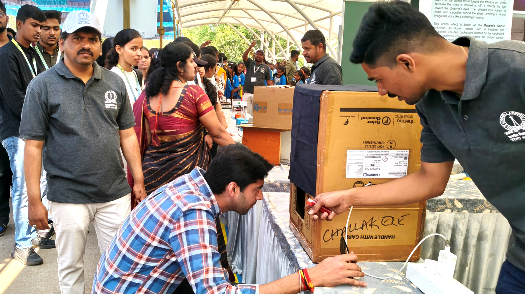 ನಾಯಕನಹಟ್ಟಿ ಸಮೀಪದ ಕುದಾಪುರ ಭಾರತೀಯ ವಿಜ್ಞಾನ ಸಂಸ್ಥೆ(ಐಐಎಸ್ಸಿ)ಯ ಆವರಣದಲ್ಲಿ ಶನಿವಾರ ಜಿ.ಪಂ. ಸಿಇಒ ಆಕಾಶ್ ವಿಜ್ಞಾನ ಮಾದರಿಯನ್ನು ವೀಕ್ಷಿಸಿದರು