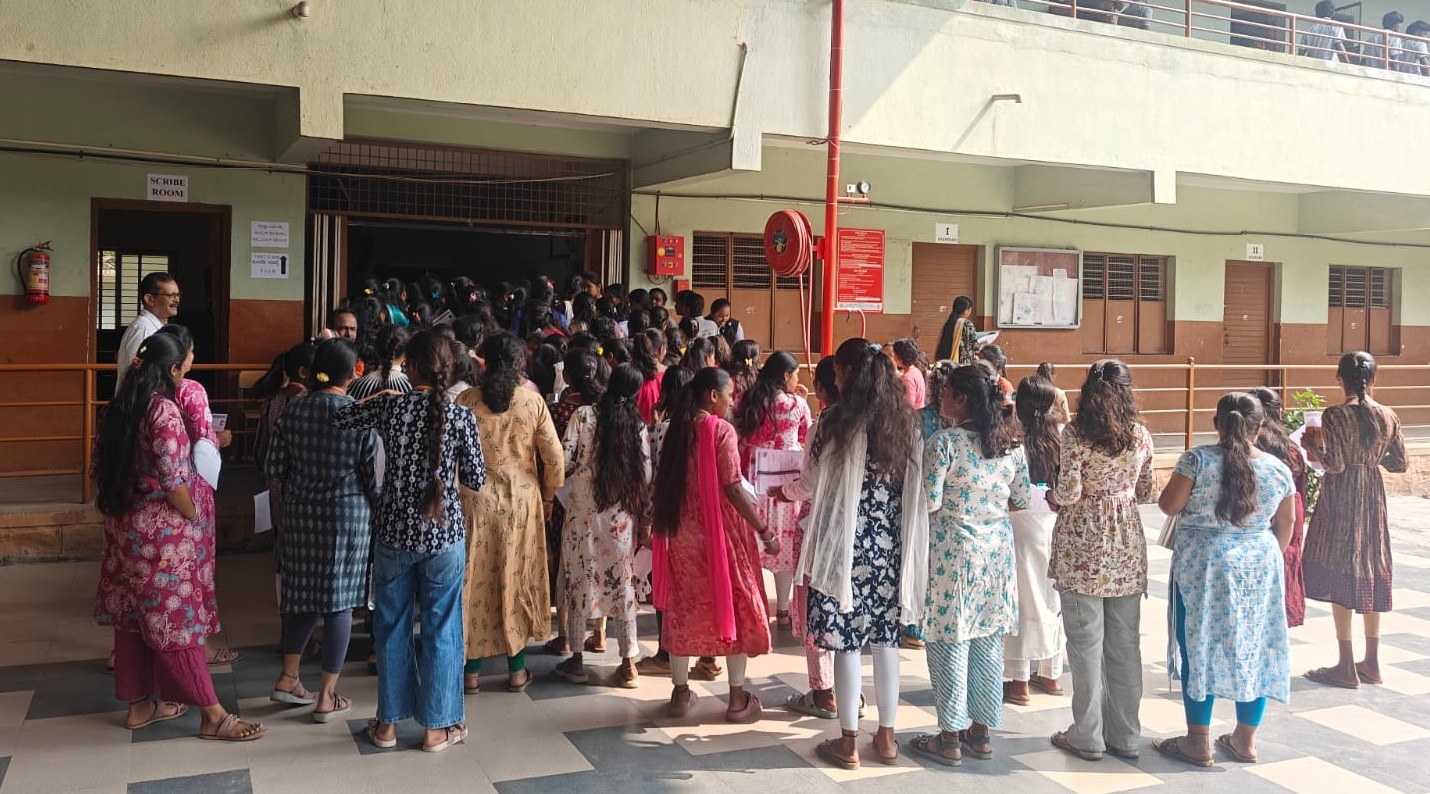 ರಾಮನಗರದ ಬಿಎಸ್‌ವಿಪಿ ಬಾಲಕಿಯರ ಪದವಿ ಪೂರ್ವ ಕಾಲೇಜಿನ ಪರೀಕ್ಷಾ ಕೇಂದ್ರದ ಮುಂದೆ ಜಮಾಯಿಸಿದ್ದ ದ್ವಿತೀಯ ಪಿಯು ವಿದ್ಯಾರ್ಥಿಗಳು