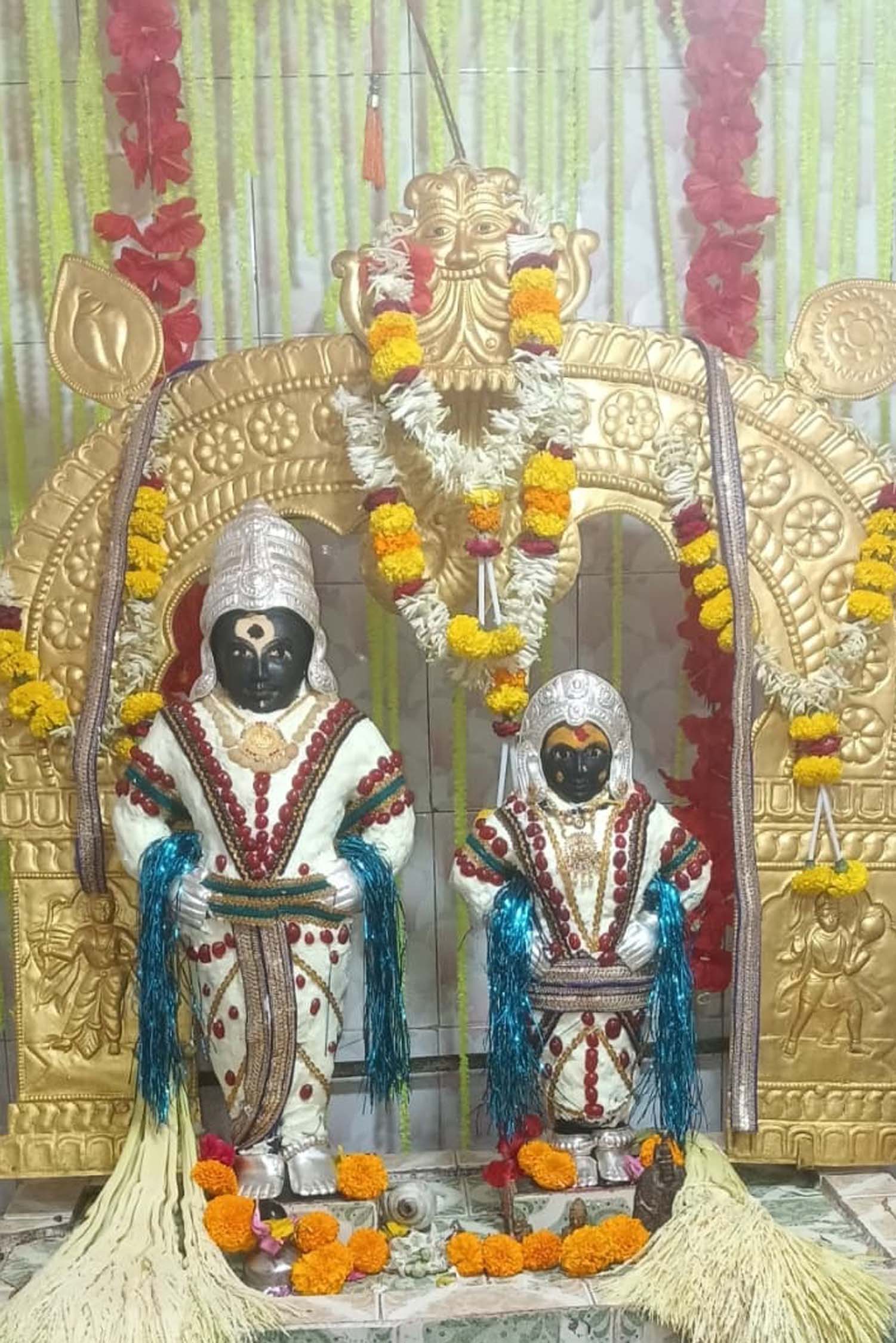 ದಿಂಡಿಉತ್ಸವ ಸಲುವಾಗಿ ವಿಠ್ಠಲ-ರಖುಮಾಯಿ ಮೂರ್ತಿಗಳನ್ನು ಬೆಣ್ಣೆಯಿಂದ ಆಲಂಕಾರ ಮಾಡಿರುವುದು.