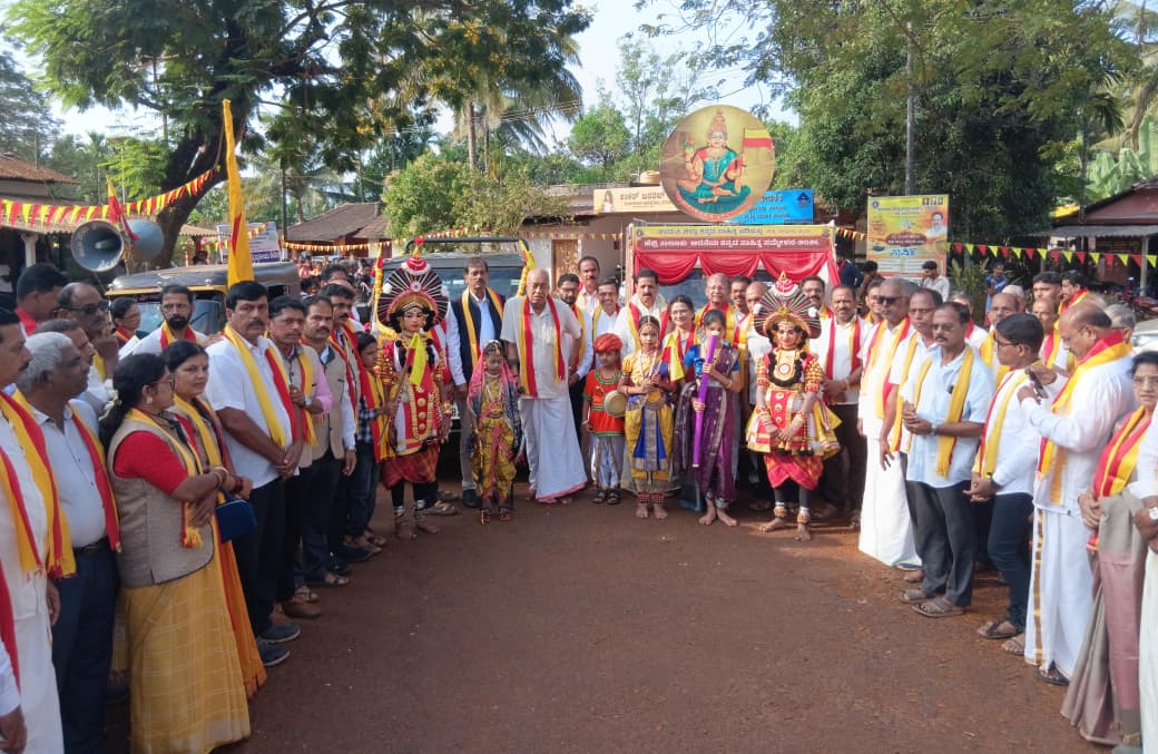 ಸಮ್ಮೇಳನದ ಅಧ್ಯಕ್ಷ ಮತ್ತು ಕನ್ನಡ ಭುವನೇಶ್ವರಿಯ ಮೆರವಣಿಗೆಗೆ ಕಮಲಶಿಲೆ ಕ್ಷೇತ್ರದ ಅನುವಂಶಿಕ ಆಡಳಿತ ಮೋಕ್ತೇಸರ ಸಚ್ಚಿದಾನಂದ ಚಾತ್ರ ಚಾಲನೆ ನೀಡಿದರು