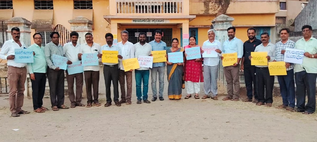 ಎಚ್.ಡಿ.ಕೋಟೆ: ಗುರುಭವನ ವ್ಯವಹಾರ ತನಿಖೆಗೆ ಆಗ್ರಹಿಸಿ ಪ್ರತಿಭಟನೆ