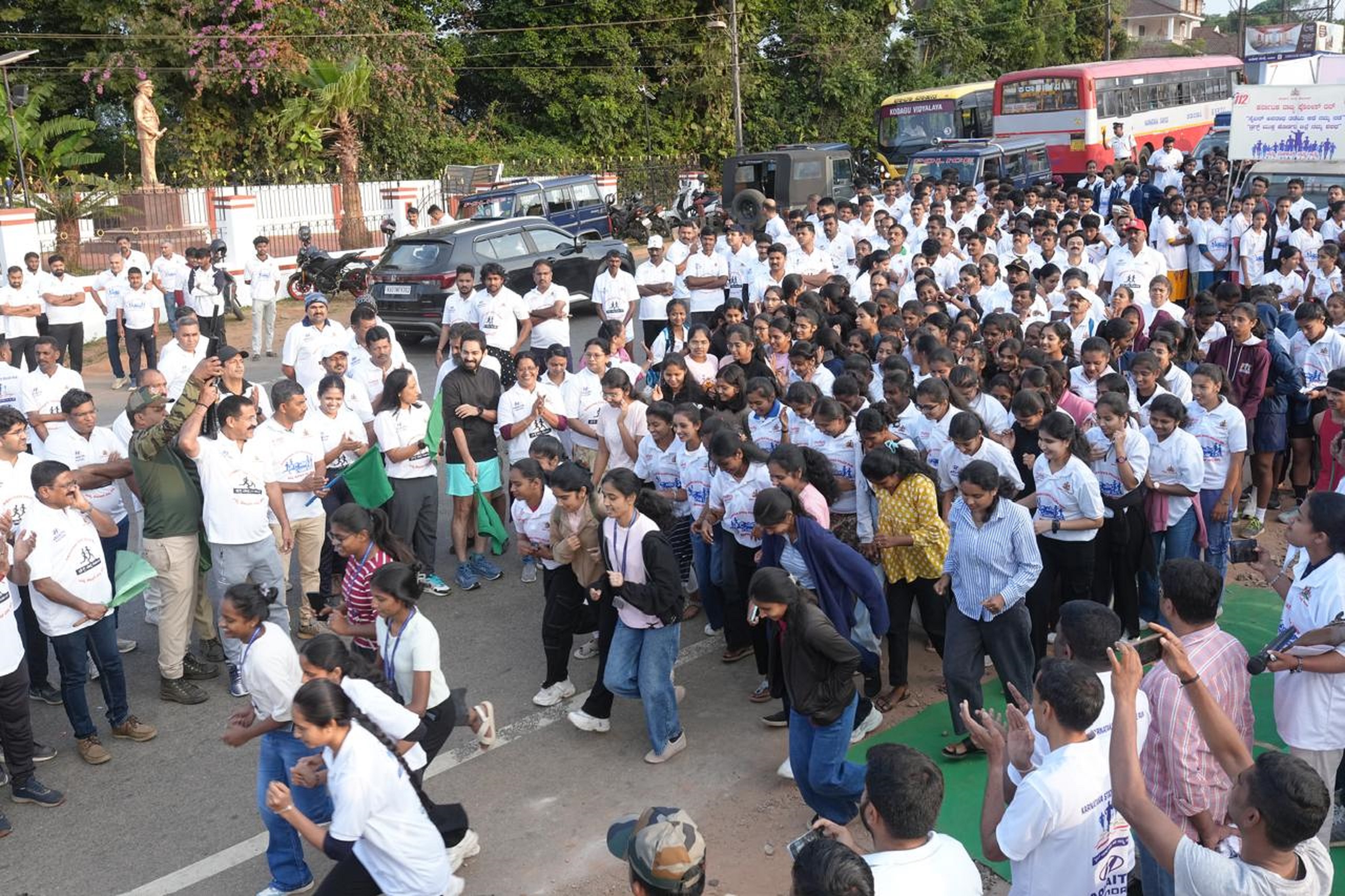 ಸೈಬರ್ ಅಪರಾಧಗಳು ಹಾಗೂ ಮಾದಕ ವಸ್ತುಗಳ ವಿರುದ್ಧ ಜಾಗೃತಿ ಮೂಡಿಸಲು ಕೊಡಗು ಪೊಲೀಸ್ ವತಿಯಿಂದ ಭಾನುವಾರ ನಡೆದ ರಸ್ತೆ ಓಟಕ್ಕೆ ಅಂತರರಾಷ್ಟ್ರೀಯ ಅಥ್ಲೀಟ್ ಅಶ್ವಿನಿ ನಾಚಪ್ಪ ಚಾಲನೆ ನೀಡುತ್ತಿದ್ದಂತೆ ಸಾರ್ವಜನಿಕರು ಓಡಲು ಮುನ್ನುಗ್ಗಿದ ಕ್ಷಣ
