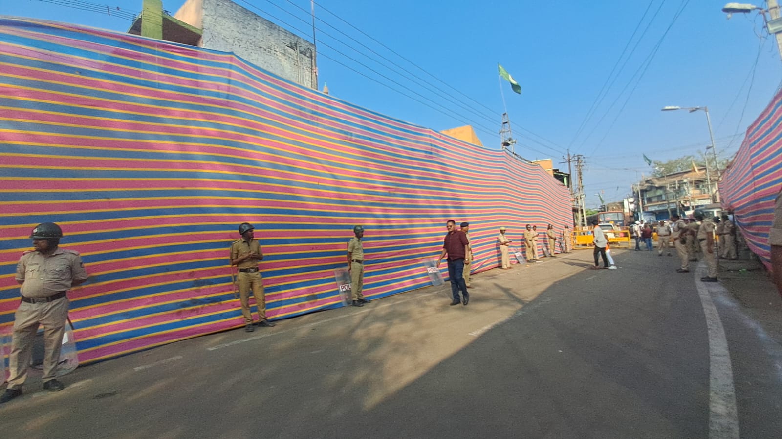 ಬಾಗಲಕೋಟೆಯ ಪಂಕಾ ಮಸೀದಿ ರಸ್ತೆಯ ಎರಡೂ ಬದಿ ಏನೂ ಕಾಣದಂತೆ ಪರದೆ ಹಾಕಿರುವುದು