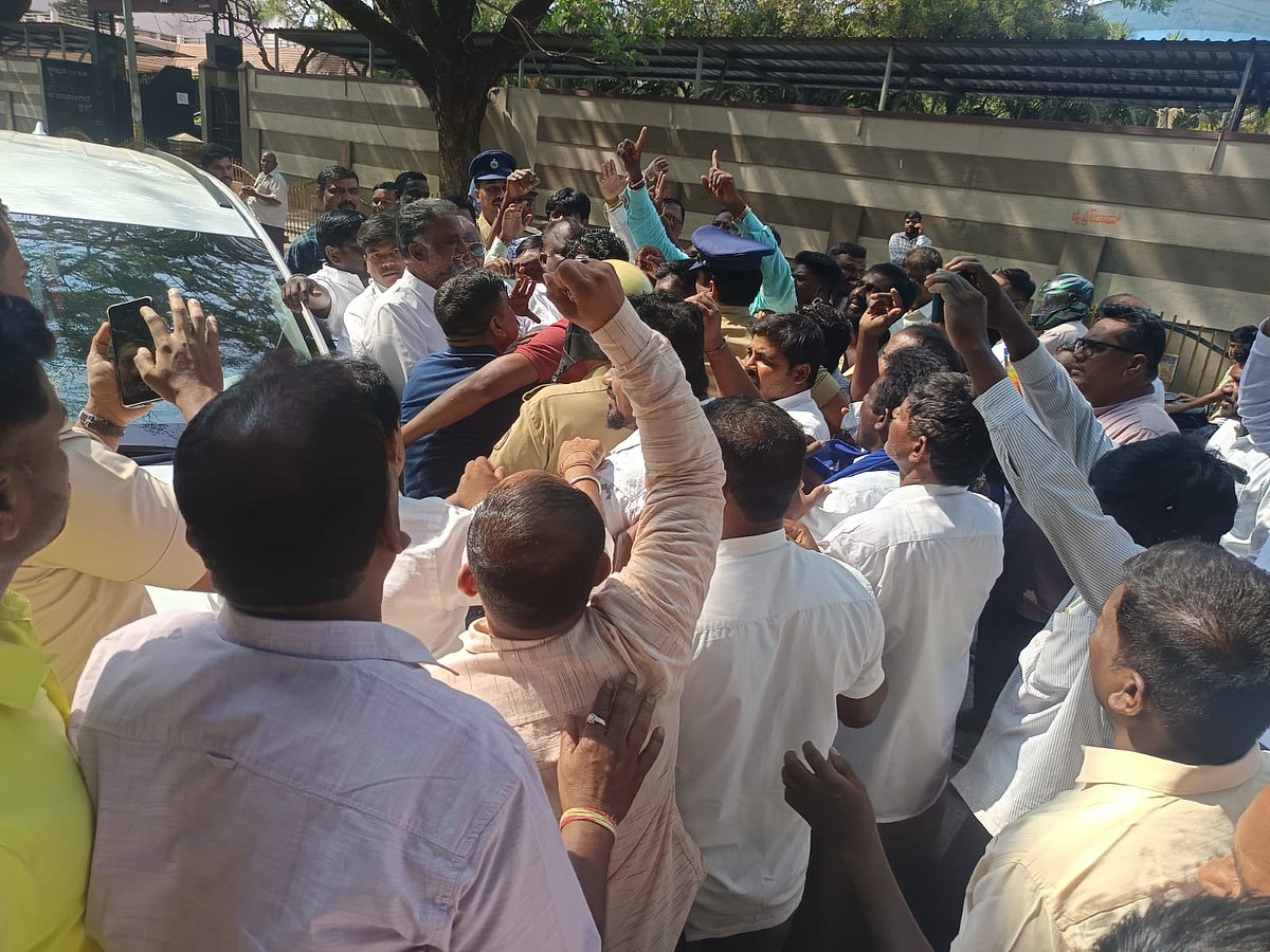 ಒಳಮೀಸಲಾತಿ ಕಲ್ಪಿಸದೇ ಹುದ್ದೆ ಭರ್ತಿಗೆ ವಿರೋಧ: ಶಾಸಕರಿಗೆ ಮುತ್ತಿಗೆ ಹಾಕಿ ಆಕ್ರೋಶ