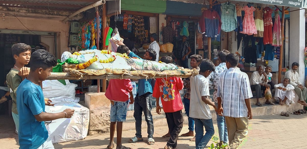 ಗಜೇಂದ್ರಗಡ: ಹೋಳಿ ಹುಣ್ಣಿಮೆ; ರಂಗಿನ ಹಬ್ಬಕ್ಕೆ ಸಿದ್ಧತೆ