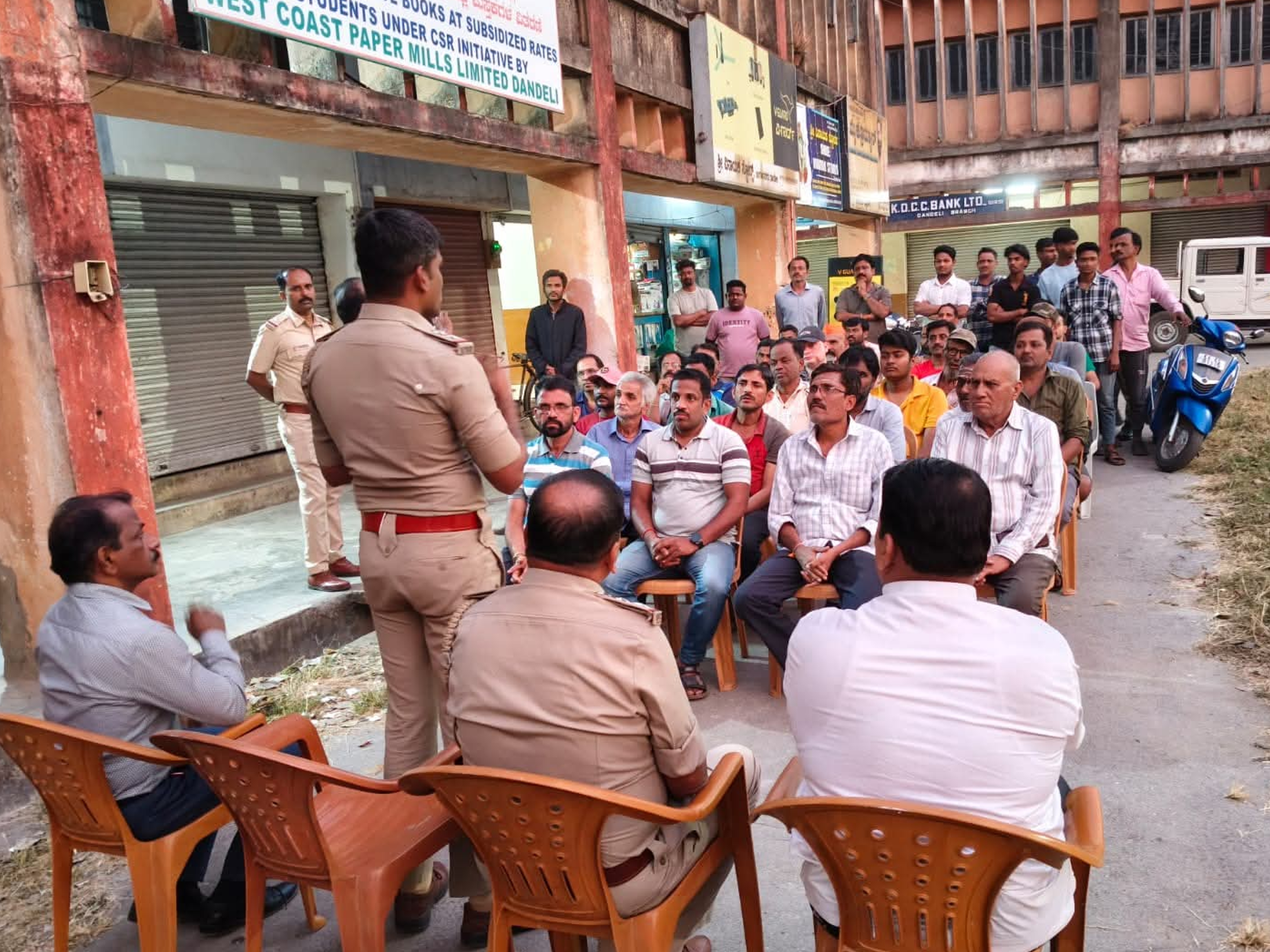 ದಾಂಡೇಲಿ ನಗರದಲ್ಲಿ ಪೊಲೀಸ್ ಅಧಿಕಾರಿಗಳು ಸಾರ್ವಜನಿಕರಿಗೆ ಸೈಬರ್ ಅಪರಾಧದ ಬಗ್ಗೆ ಎಚ್ಚರಿಕೆ ನೀಡಿದರು