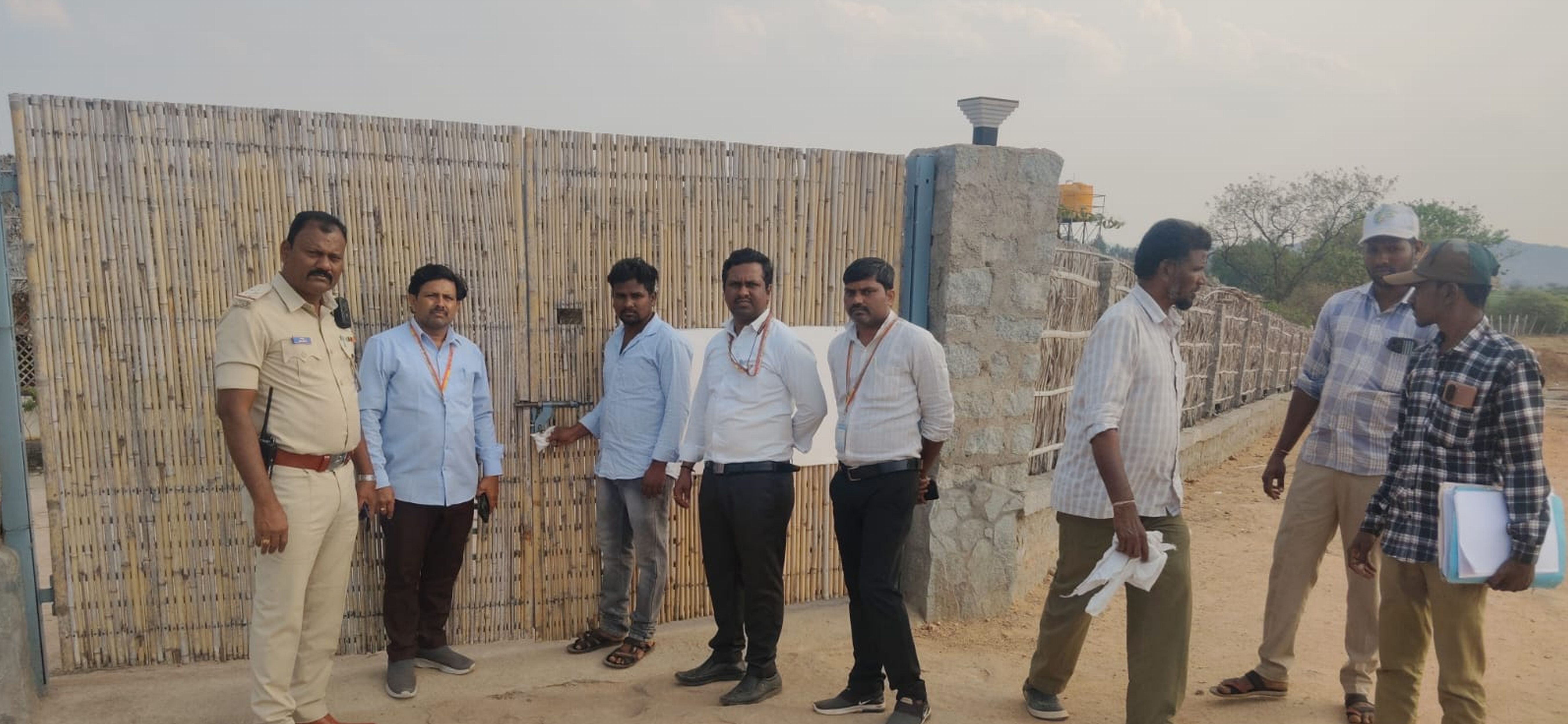 ಕೊಪ್ಪಳ ತಾಲ್ಲೂಕಿನ ಬಸಾಪುರ ಸಮೀಪದಲ್ಲಿ ರೆಸಾರ್ಟ್‌ ಜಪ್ತಿ ಮಾಡಿರುವುದು