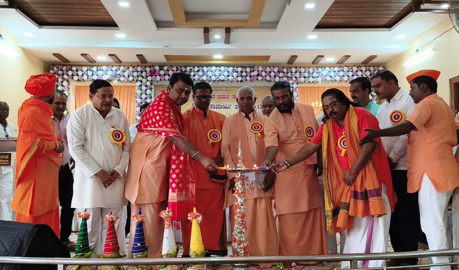 ತಾಳಿಕೋಟೆ  ಪಟ್ಟಣದ ಎಪಿಎಂಸಿ ವರ್ತಕರ ಸಭಾಭವನದಲ್ಲಿ ಜಂಗಮ ಸಮಾಜದಿಂದ  ರೇಣುಕಾಚಾರ್ಯರ ಜಯಂತಿ ಕಾರ್ಯಕ್ರಮವನ್ನು   ನಾವದಗಿಶ್ರೀ ಭಾನುವಾರ ಉದ್ಘಾಟಿಸಿದರು.