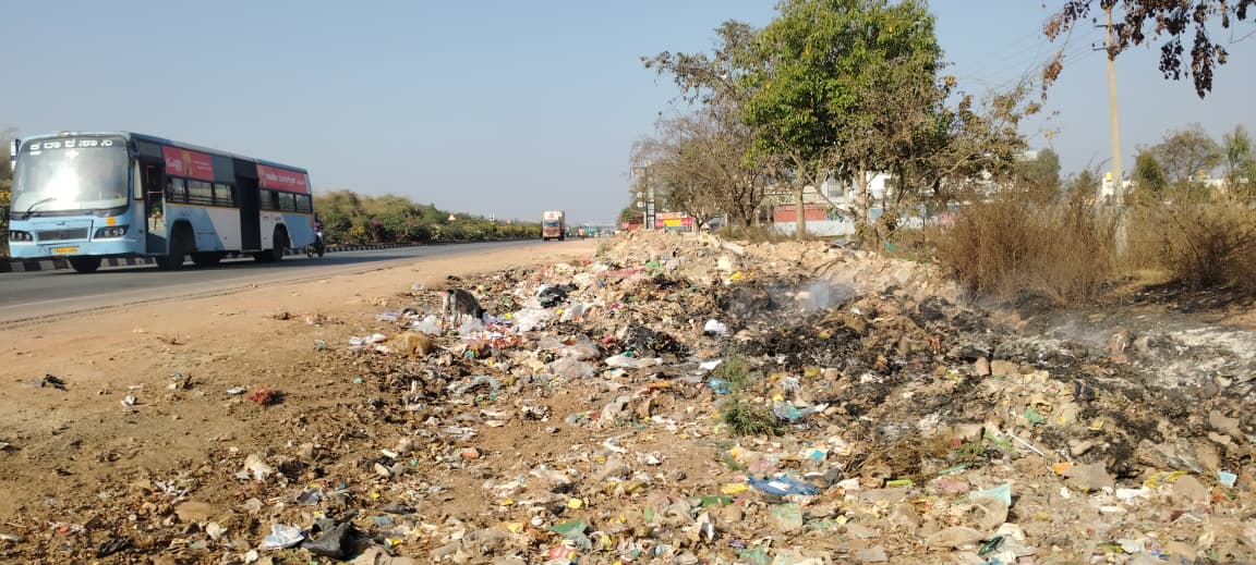 ಕೋಲಾರ ಮತ್ತು ಹೊಸಕೋಟೆ ರಾಷ್ಟ್ರೀಯ ಹೆದ್ದಾರಿ 75 ರಾಲ್ಲಿ ಹಲಸಹಳ್ಳಿ ಗೇಟ್‌ನಲ್ಲಿ ತ್ಯಾಜ್ಯಕ್ಕೆ ಬೆಂಕಿ ಹಚ್ಚಿರುವುದು