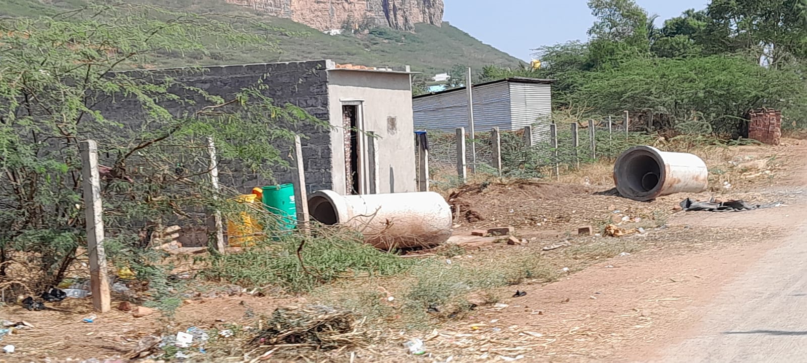 ನರಗುಂದದ ಆಸರೆ ಮನೆಗಳ ಬಡಾವಣೆ ಎಸ್.ಎಂ.ಕೃಷ್ಣ ನಗರದ ಸಮೀಪದ ಐತಿಹಾಸಿಕ ಗುಡ್ಡದ ಪ್ರದೇಶ ಅತಿಕ್ರಮಣಗೊಂಡು ಮನೆಗಳು ಶೆಡ್‌ಗಳು ನಿರ್ಮಾಣಗೊಳ್ಳುತ್ತಿರುವ ದೃಶ್ಯ