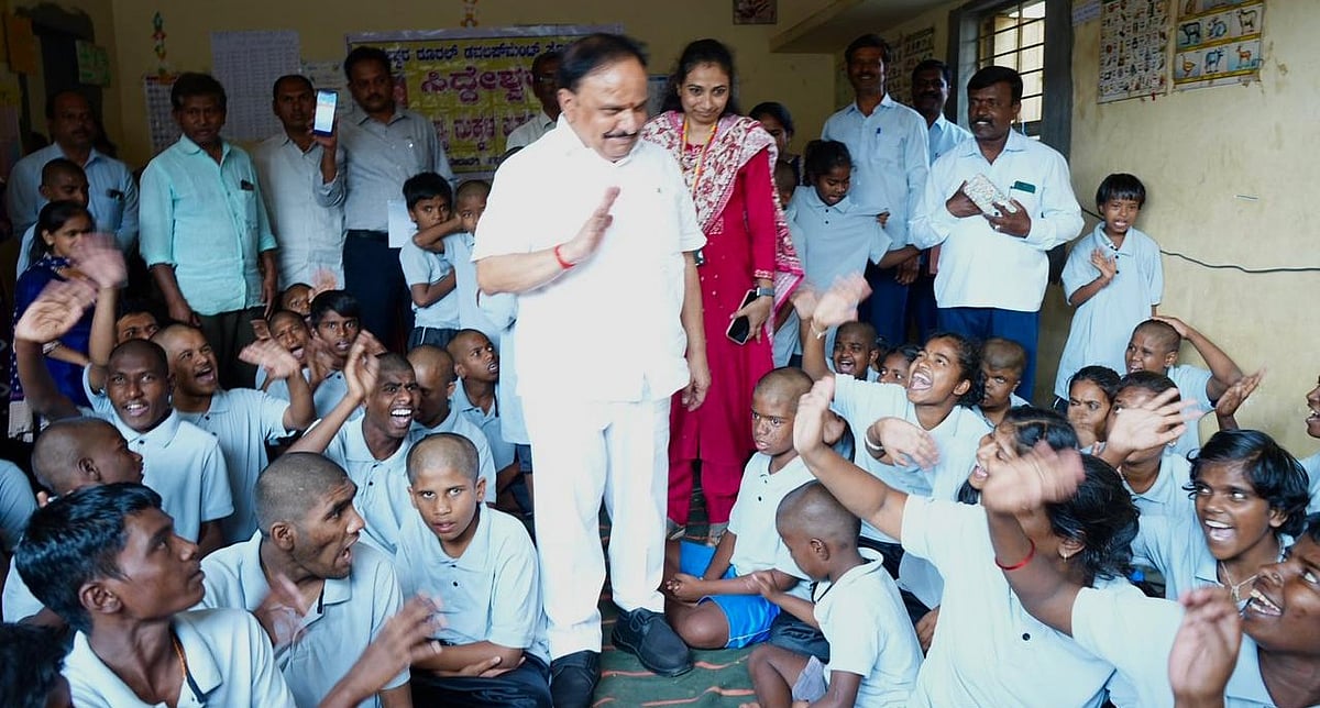 ಹಿರಿಯೂರು: ಬುದ್ಧಿಮಾಂದ್ಯ ಮಕ್ಕಳ ಜೊತೆ ಬೆರೆತ ಸಚಿವ ಸುಧಾಕರ್