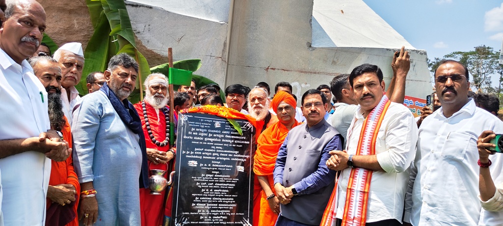 ಬಾಳೆಹೊನ್ನೂರಿನ ರಂಭಾಪುರಿ ಪೀಠದಲ್ಲಿ ನಡೆದ ರೇಣುಕಾಚಾರ್ಯ ಜಯಂತಿ ಯುಗಮಾನೋತ್ಸವ ಹಾಗೂ ಕ್ಷೇತ್ರನಾಥ ವೀರಭದ್ರಸ್ವಾಮಿ ಮಹಾ ರಥೋತ್ಸವದಲ್ಲಿ 51 ಅಡಿ ಎತ್ತರದ ರೇಣುಕಾಚಾರ್ಯರ ಮೂರ್ತಿಯ ಪ್ರತಿಷ್ಠಾಪನೆ ಕಾರ್ಯಕ್ಕೆ ಉಪಮುಖ್ಯಮಂತ್ರಿ ಡಿ.ಕೆ.ಶಿವಕುಮಾರ್ ಭೂಮಿ ಪೂಜೆ ನೇರವೇರಿಸಿದರು. ರಂಭಾಪುರಿ ಸ್ವಾಮೀಜಿ ಪ್ರಮುಖರಾದ ಬಿ.ವೈ.ವಿಜಯೇಂದ್ರ ಎಸ್.ಎಸ್.ಮಲ್ಲಿಕಾರ್ಜುನ ಪ್ರಲ್ಹಾದ ಜೋಷಿ ಟಿ.ಡಿ.ರಾಜೇಗೌಡ ಡಿ.ಎನ್.ಜೀವರಾಜ್ ಭಾಗವಹಿಸಿದ್ದರು