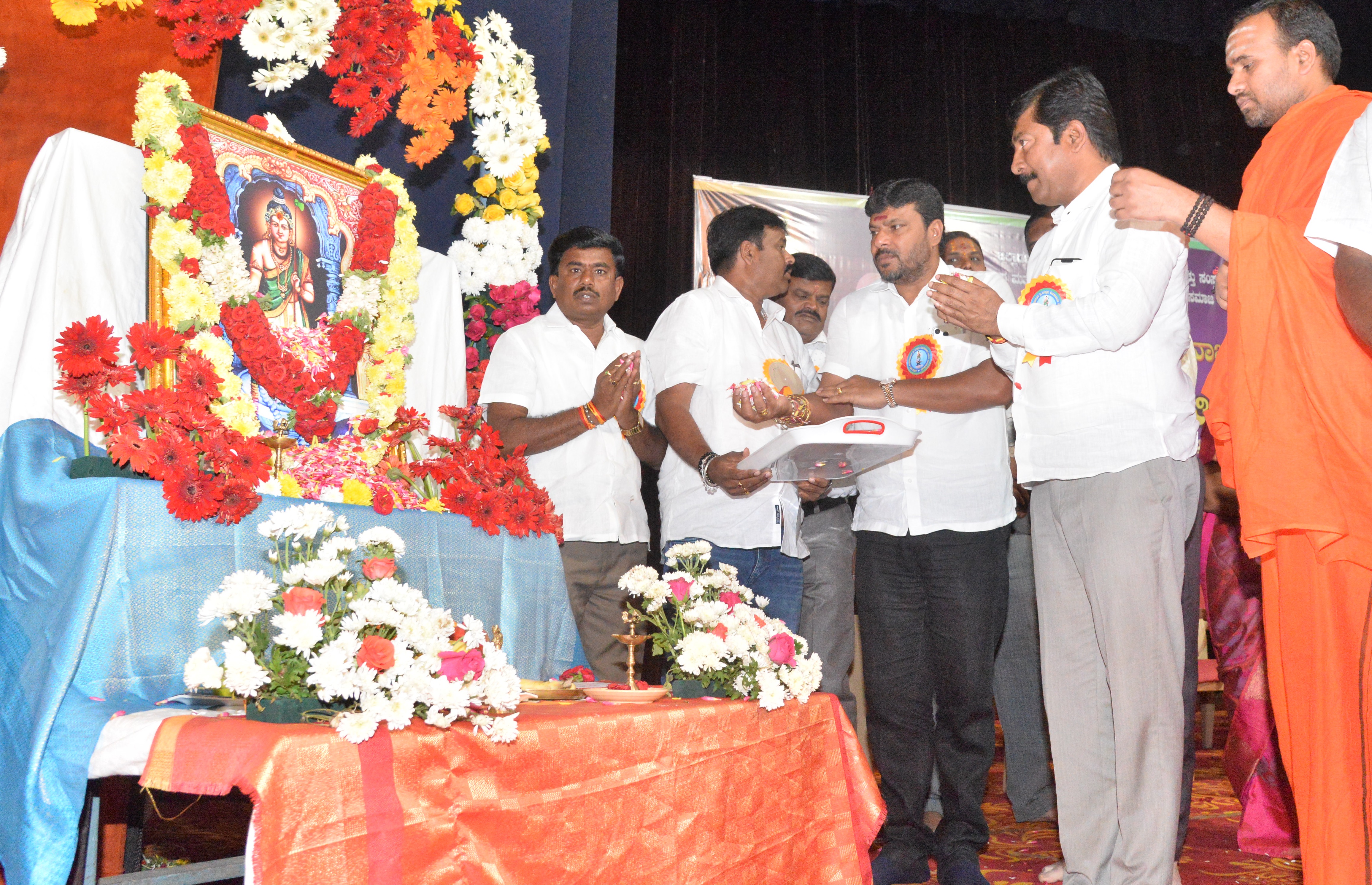 ‌ಜಗದ್ಗುರು ರೇಣುಕಾಚಾರ್ಯರ ಭಾವಚಿತ್ರಕ್ಕೆ ಶಾಸಕ ಕೊತ್ತೂರು ಮಂಜುನಾಥ್‌ ಎಂಎಲ್‌ಸಿ ಅನಿಲ್‌ ಕುಮಾರ್‌ ಕೋಮುಲ್‌ ನಿರ್ದೇಶಕ ಚಂಜಿಮಲೆ ರಮೇಶ್‌ ನಾಗಲಾಪುರ ಮಠದ ತೇಜೇಶಲಿಂಗ ಸ್ವಾಮೀಜಿ ಪುಷ್ಪ ನಮನ ಸಲ್ಲಿಸಿದರು