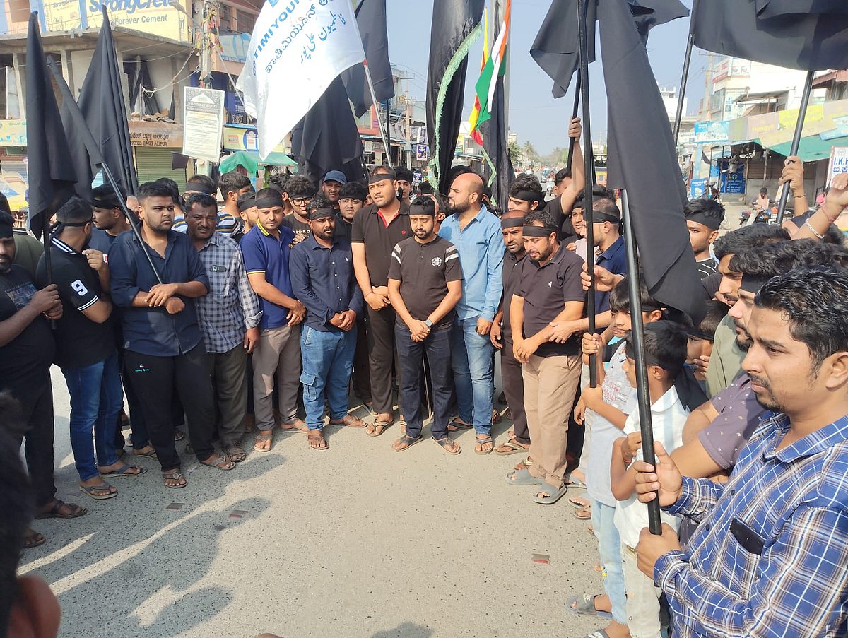 ಖಮೇನಿ‌ ಹತ್ಯೆ; ಕಪ್ಪು ಬಟ್ಟೆ ತೊಟ್ಟು ಅಮೆರಿಕಕ್ಕೆ ಧಿಕ್ಕಾರ ಕೂಗಿದ ಅಲಿಪುರ ಜನರು