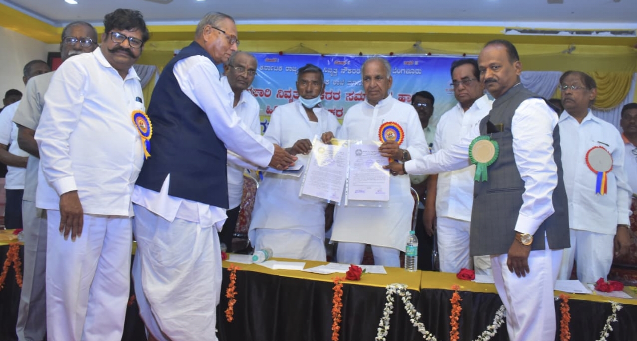 ಮಾನ್ವಿಯಲ್ಲಿ ಭಾನುವಾರ ನಿವೃತ್ತ ಸರ್ಕಾರಿ ನೌಕರರ ಸಂಘದ ಪದಾಧಿಕಾರಿಗಳು ಸಚಿವ ಎನ್.ಎಸ್.ಬೋಸರಾಜು ಹಾಗೂ ಶಾಸಕ ಜಿ.ಹಂಪಯ್ಯ ನಾಯಕ ಅವರಿಗೆ ಮನವಿ ಸಲ್ಲಿಸಿದರು