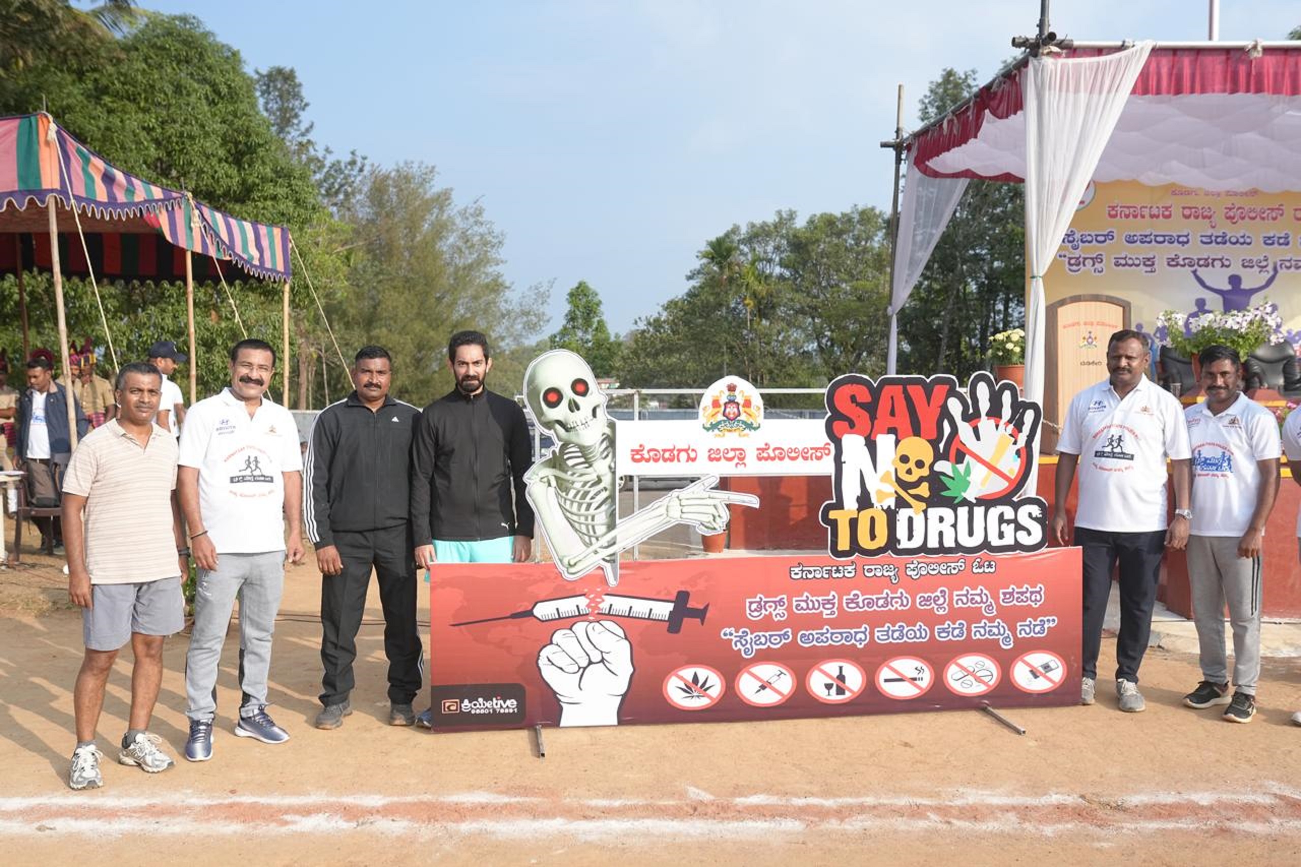 ಸೈಬರ್ ಅಪರಾಧಗಳು ಹಾಗೂ ಮಾದಕ ವಸ್ತುಗಳ ವಿರುದ್ಧ ಜಾಗೃತಿ ಮೂಡಿಸಲು ಕೊಡಗು ಪೊಲೀಸ್ ವತಿಯಿಂದ ಭಾನುವಾರ ನಡೆದ ರಸ್ತೆ ಓಟದಲ್ಲಿ ಗಮನ ಸೆಳೆದ ಸ್ತಬ್ದಚಿತ್ರ