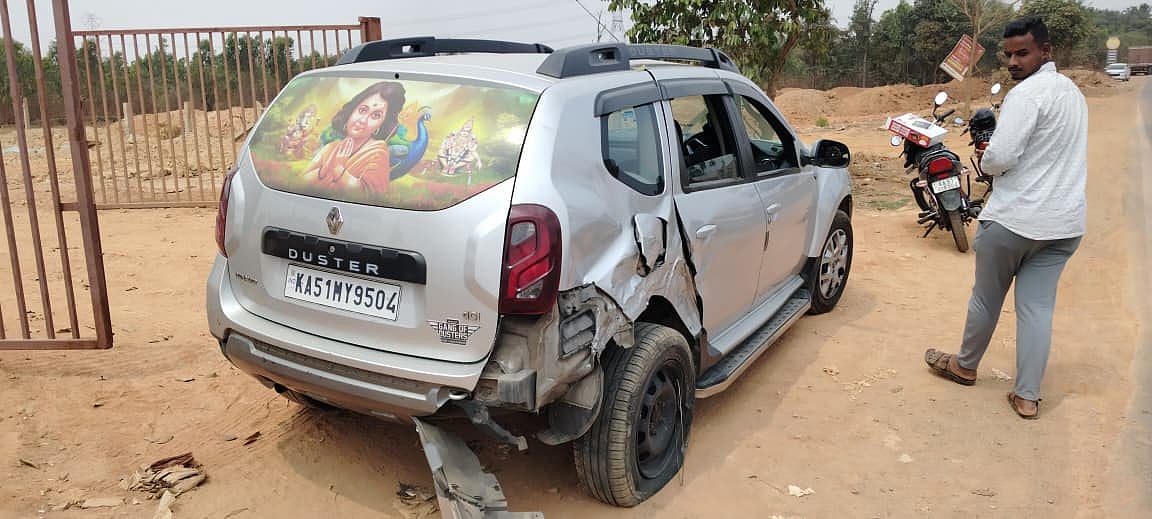 ಕಾರು– ಸರಕು ಸಾಗಣೆ ವಾಹನ ನಡುವೆ ಡಿಕ್ಕಿ: ಮೂವರಿಗೆ ಗಂಭೀರ ಗಾಯ