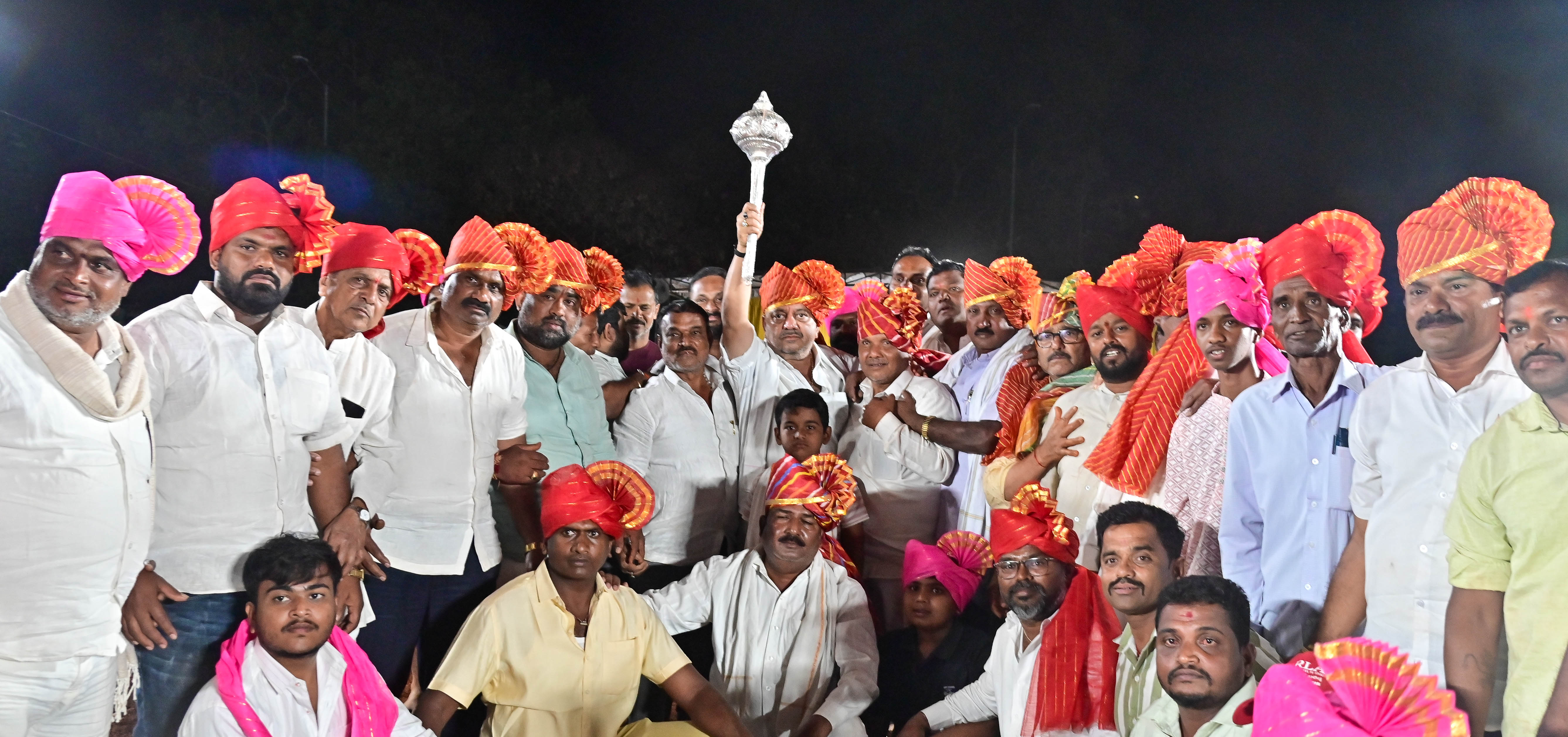 ಜಿಲ್ಲಾ ಉಸ್ತುವಾರಿ ಸಚಿವ ಎಸ್.ಎಸ್. ಮಲ್ಲಿಕಾರ್ಜುನ್ ಅವರು ಬೆಳ್ಳಿ ಗದೆ ಪ್ರದರ್ಶಿಸಿದರು 