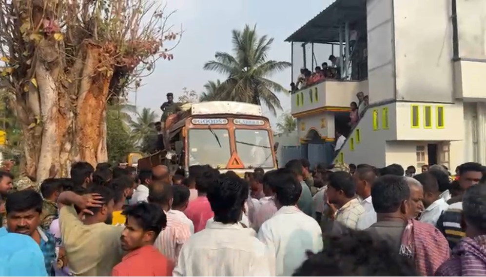 ರಾಮನಗರ ತಾಲ್ಲೂಕಿನ ಹೊಸದೊಡ್ಡಿ ಗ್ರಾಮದಲ್ಲಿ ಕಾಡಾನೆ ಸಾಗಿಸುತ್ತಿದ್ದ ಲಾರಿ ತಡೆದು ಗ್ರಾಮಸ್ಥರು ಪ್ರತಿಭಟನೆ ನಡೆಸಿದರು