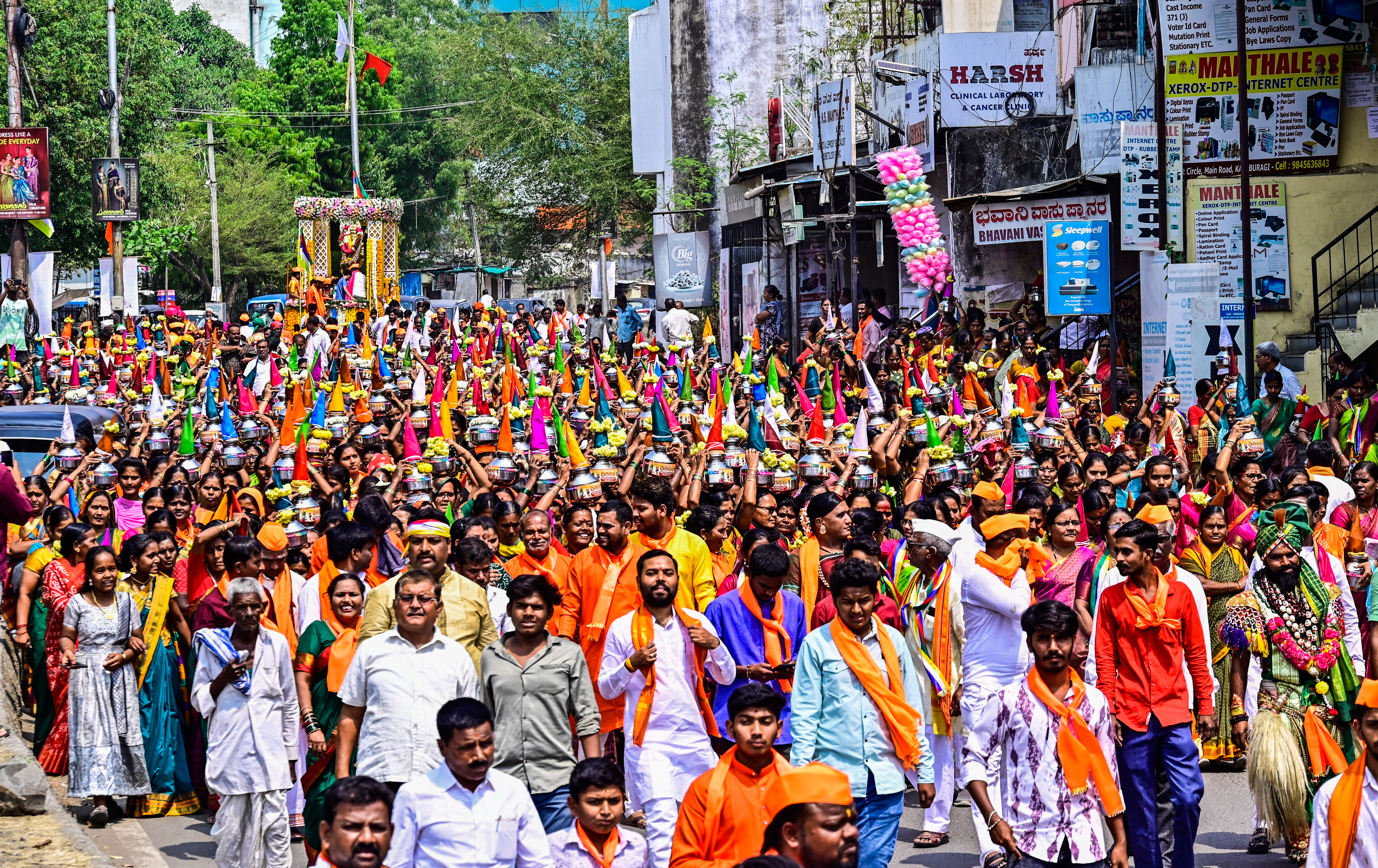 ರೇಣುಕಾಚಾರ್ಯರ ಕಂಚಿನ ಮೂರ್ತಿ ಮೆರವಣಿಗೆಯಲ್ಲಿ ಮಹಿಳೆಯರು ಕುಂಭ–ಕಳಸದೊಂದಿಗೆ ಪಾಲ್ಗೊಂಡಿದ್ದರು.