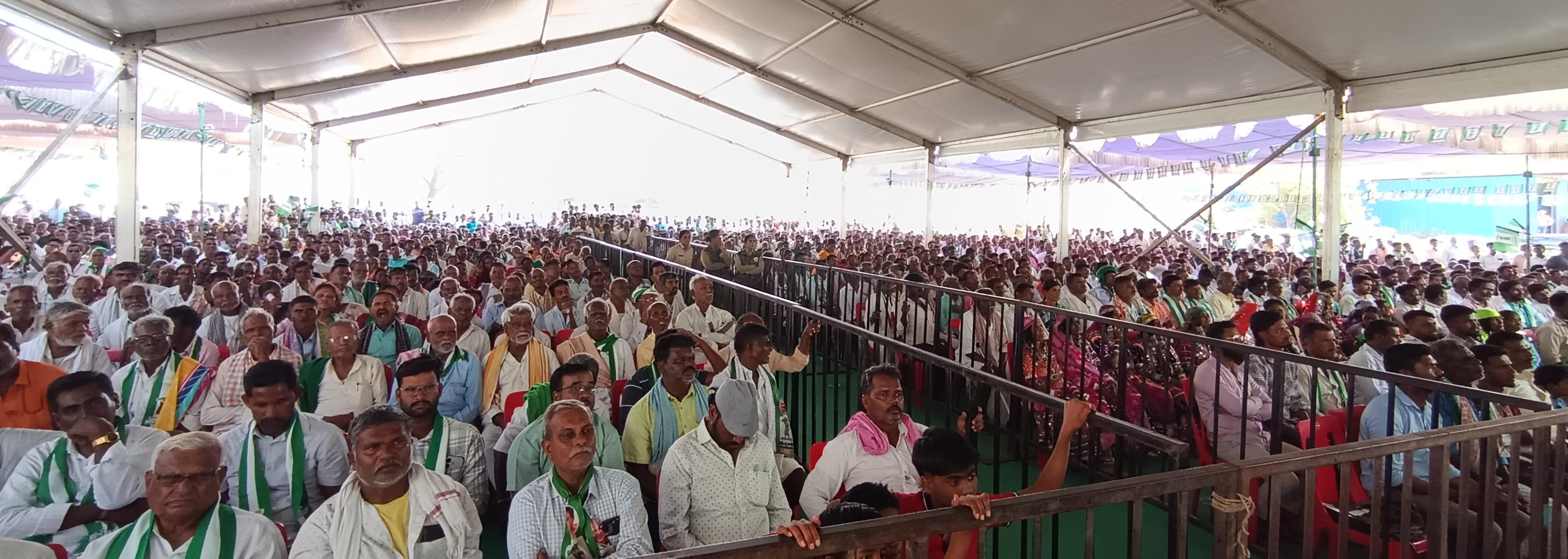 ಹಗರಿಬೊಮ್ಮನಹಳ್ಳಿಯಲ್ಲಿ ನಡೆದ ಜನರೊಂದಿಗೆ ಜನತಾದಳ ಕಾರ್ಯಕ್ರಮದಲ್ಲಿ ಸೇರಿದ್ದ ಜನಸ್ತೋಮ