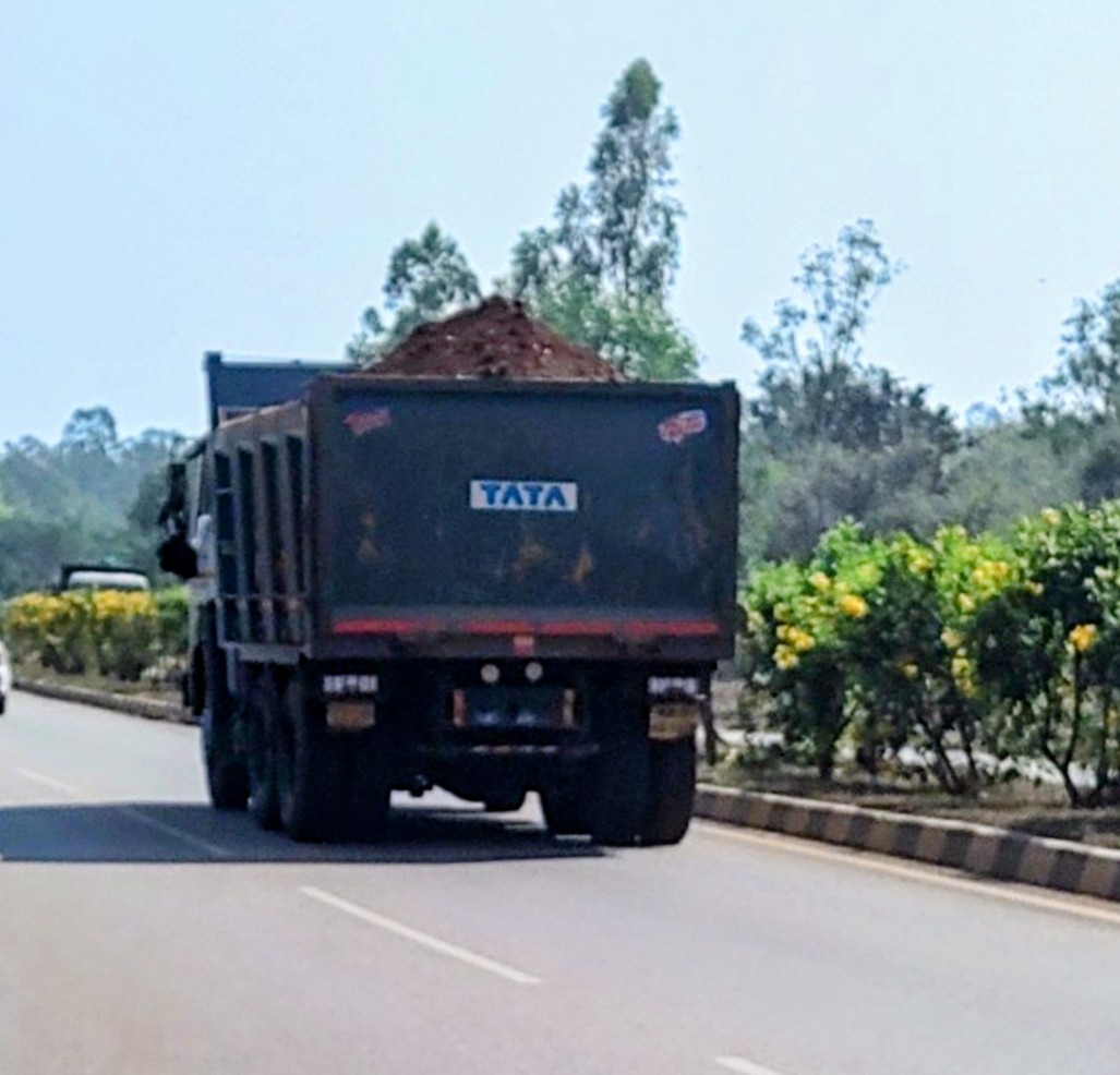 ಕೆಂಪು ಮಣ್ಣು ಸಾಗಣೆ 