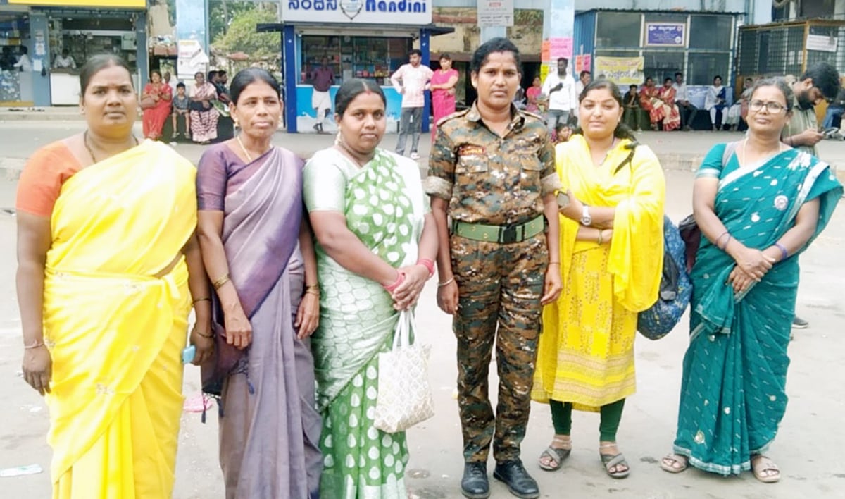 ಯಳಂದೂರು: ಬಸ್ ನಿಲ್ದಾಣದಲ್ಲೂ ಪೊಲೀಸ್‌ ‘ಅಕ್ಕ ಪಡೆ’ ಬಲ