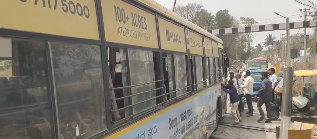 ಆನೇಕಲ್-ಅತ್ತಿಬೆಲೆ ರಸ್ತೆಯ ಹಾಲ್ದೇನಹಳ್ಳಿ ರೈಲ್ವೇ ಗೇಟ್‌ನಲ್ಲಿ ಕೆಟ್ಟು ನಿಂತಿದ್ದ ಬಿಎಂಟಿಸಿ ಬಸ್‌ ಅನ್ನು ತಳ್ಳುತ್ತಿರುವ ಸ್ಥಳೀಯರು