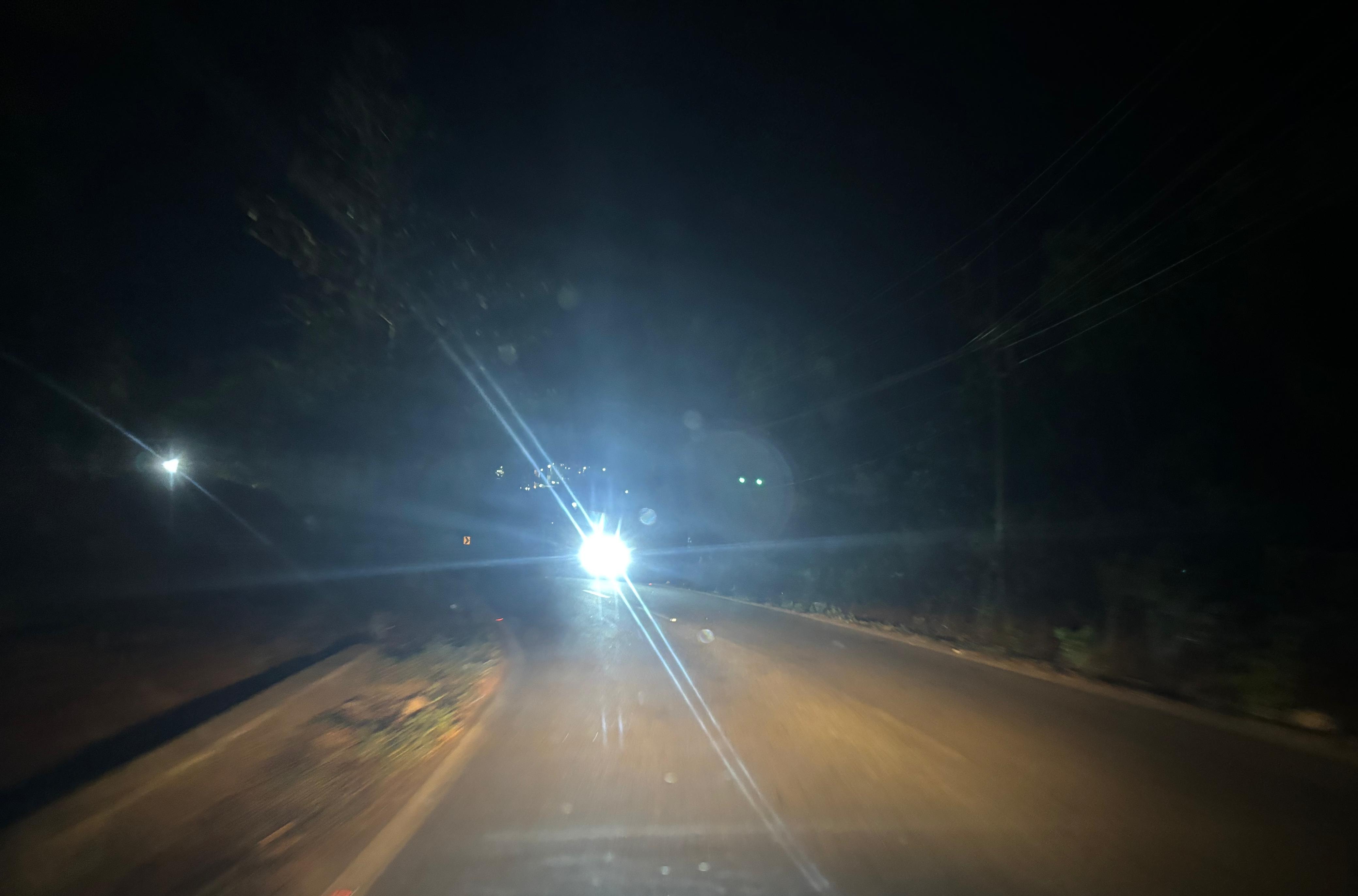 ವಾಹನವೊಂದರ ಪ್ರಕಾಶಮಾನವಾದ ಹೆಡ್‌ಲೈಟ್‌