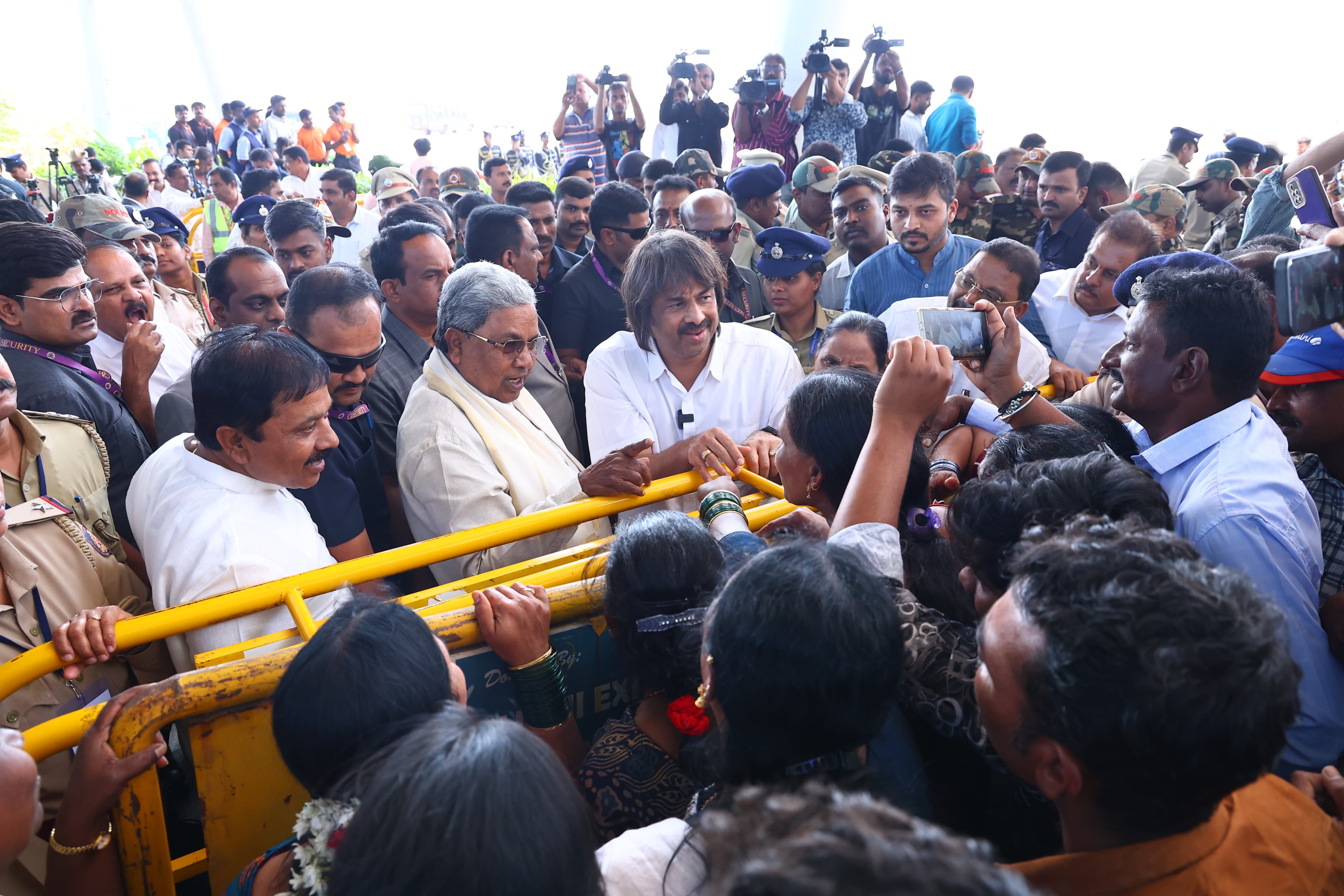 ಸಚಿವ ಮಧು ಬಂಗಾರಪ್ಪ ಅವರ ಹುಟ್ಟುಹಬ್ಬ ಆಚರಣೆ ಕಾರ್ಯಕ್ರಮದಲ್ಲಿ ಪಾಲ್ಗೊಳ್ಳಲು ಭಾನುವಾರ ಶಿವಮೊಗ್ಗದಿಂದ ವಿಮಾನದಲ್ಲಿ ಬೆಂಗಳೂರಿಗೆ ಹೊರಟ ಸೊರಬದ ಪೌರ ಕಾರ್ಮಿಕರು ವಿಮಾನ ನಿಲ್ದಾಣದಲ್ಲಿ ಎದುರಾದಾಗ ಮುಖ್ಯಮಂತ್ರಿ ಸಿದ್ದರಾಮಯ್ಯ ಅವರೊಂದಿಗೆ ಚರ್ಚಿಸಿದರು