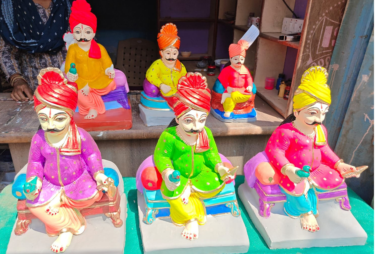 ರಬಕವಿಯ ಪ್ರಮುಖ ಬೀದಿಗಳಲ್ಲಿ ಕಾಮಣ್ಣನ ಮೂರ್ತಿಗಳನ್ನು ಇಟ್ಟಿರುವುದು