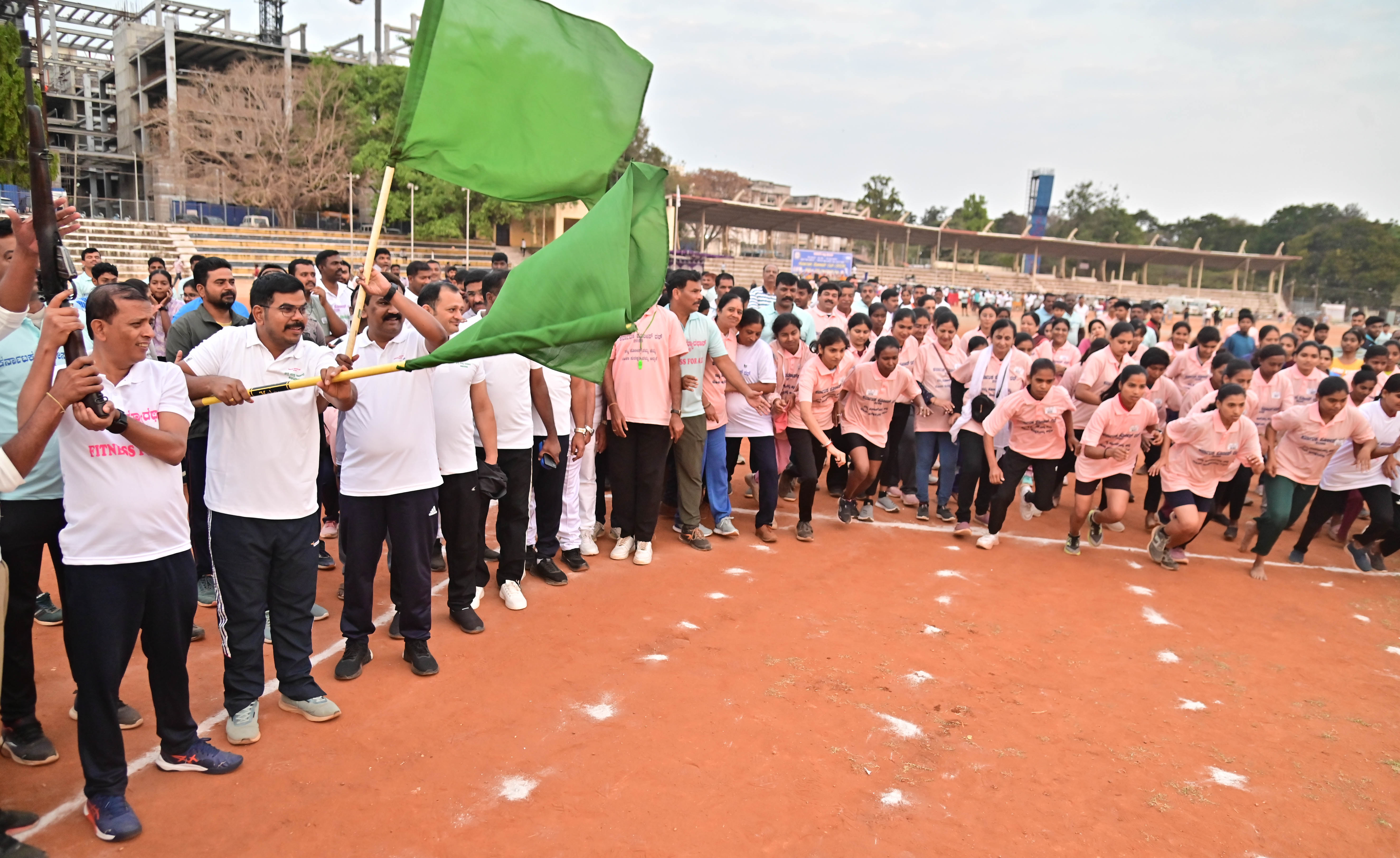 ಮ್ಯಾರಥಾನ್‌ಗೆ ಜಿಲ್ಲಾಧಿಕಾರಿ ಜಿ.ಎಂ. ಗಂಗಾಧರಸ್ವಾಮಿ ಹಾಗೂ ಇನ್ನಿತರ ಗಣ್ಯರು ಚಾಲನೆ ನೀಡಿದರು