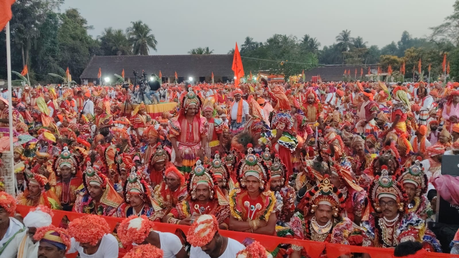 ಕಾರ್ಯಕ್ರಮದಲ್ಲಿ ಮರಾಟಿ ಸಮಾಜದ  ಹೋಳಿ ವೇಷಧಾರಿಗಳು ಪಾಲ್ಗೊಂಡಿದ್ದರು