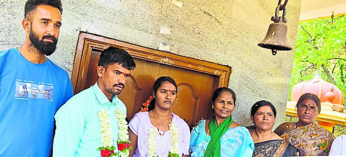 ಸಿರಿಗೆರೆ | ಠಾಣೆ ಮೆಟ್ಟಿಲೇರಿದ ಯುವತಿ; 
ಹೆದರಿ ಮದುವೆಯಾದ ಶಿಕ್ಷಕ