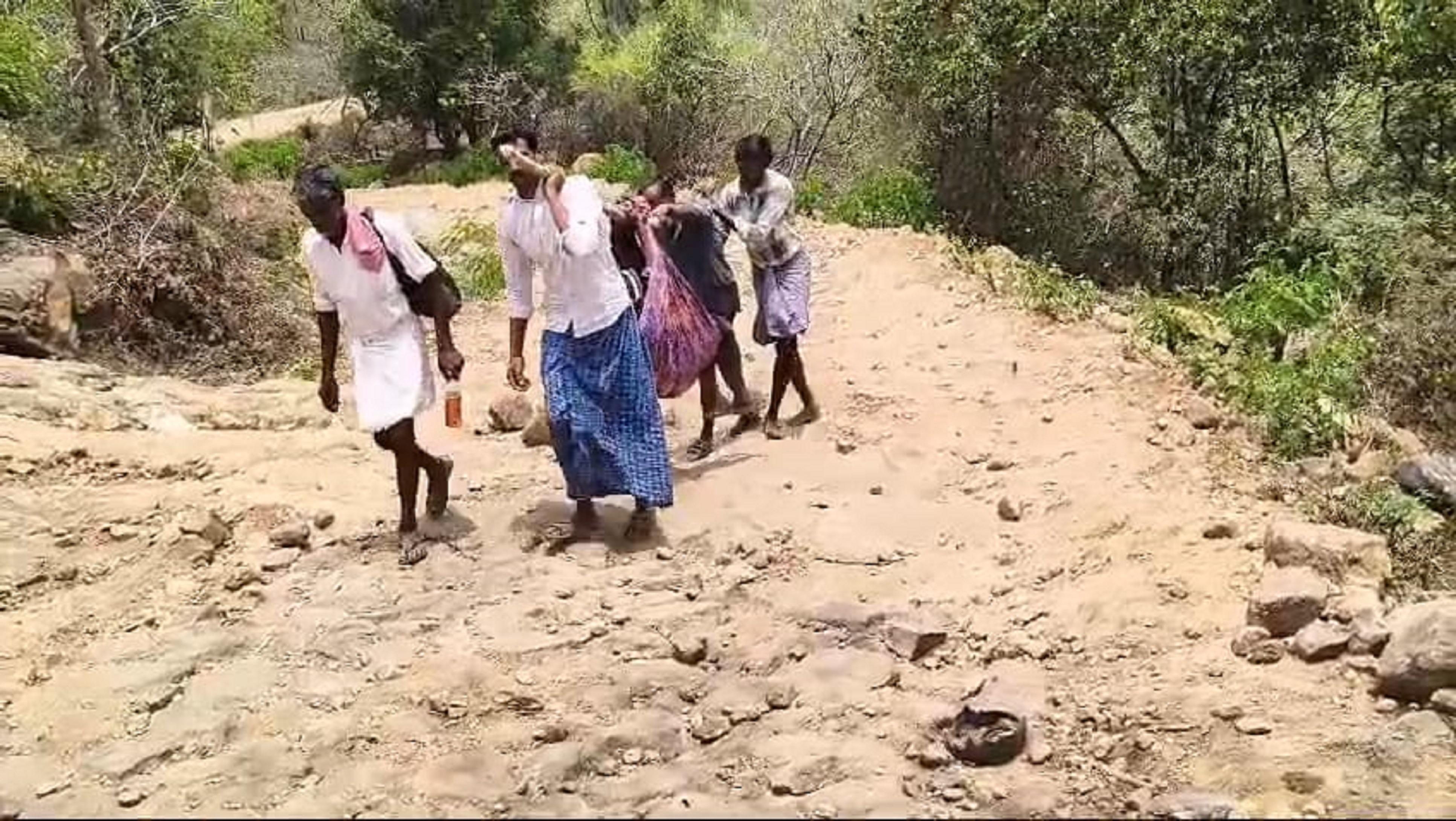 ಹನೂರು ತಾಲ್ಲೂಕಿನ ಪ್ರದೇಶಗಳಲ್ಲಿ ಜನರು ಡೋಲಿಯಲ್ಲಿ ರೋಗಿಗಳನ್ನು ಹೊತ್ತೊಯ್ಯುತ್ತಿರುವುದು