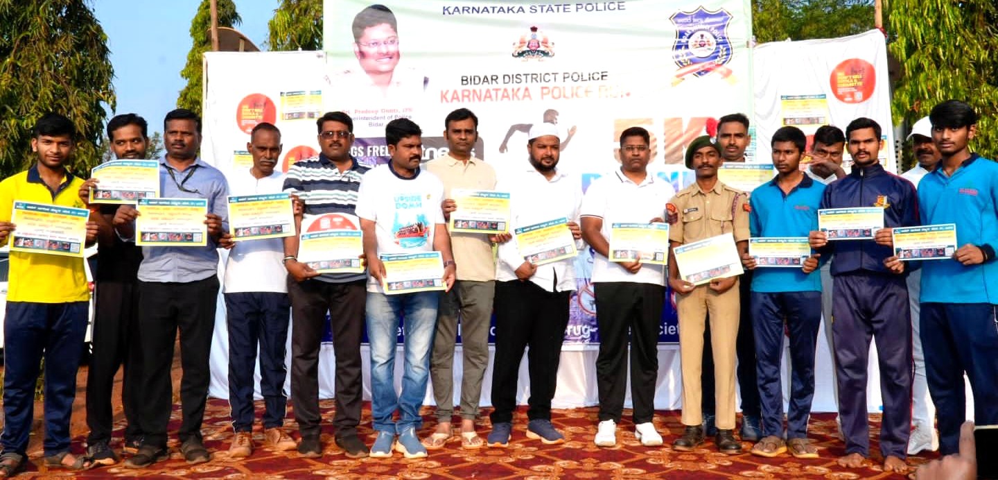 ಮ್ಯಾರಾಥಾನ್‌ನಲ್ಲಿ ಪಾಲ್ಗೊಂಡವರಿಗೆ ಎಸ್ಪಿ ಪ್ರದೀಪ್‌ ಗುಂಟಿ ಪ್ರಮಾಣ ಪತ್ರ ವಿತರಿಸಿದರು