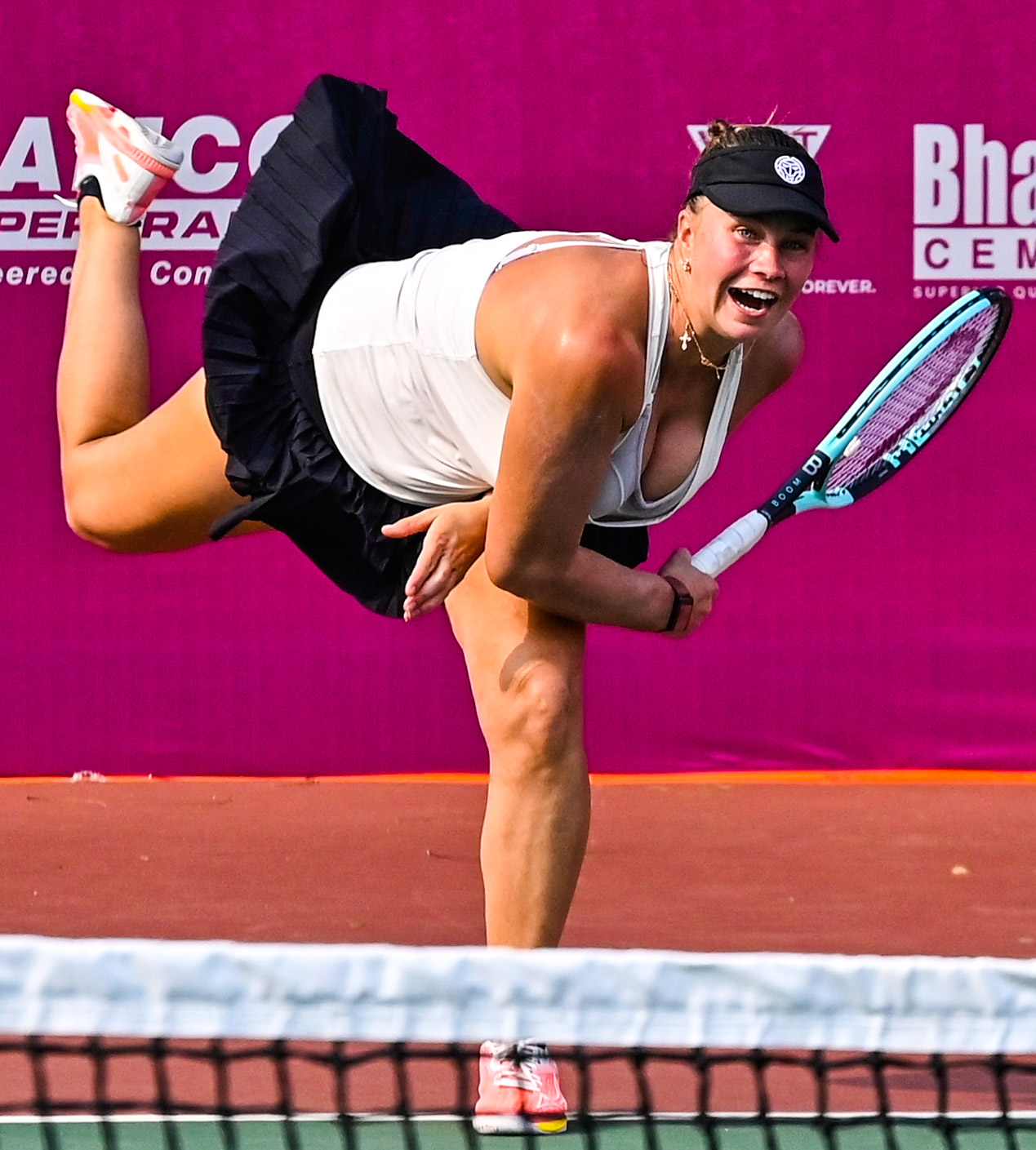 ಕಲಬುರಗಿಯ ಚಂದ್ರಶೇಖರ ಪಾಟೀಲ ಜಿಲ್ಲಾ ಕ್ರೀಡಾಂಗಣದಲ್ಲಿ ನಡೆಯುತ್ತಿರುವ ಮಹಿಳೆಯರ ಐಟಿಎಫ್‌ ಟೆನಿಸ್‌ ಟೂರ್ನಿಯ ಅರ್ಹತಾ ಸುತ್ತಿನ ಮೊದಲ ಪಂದ್ಯದಲ್ಲಿ ರಷ್ಯಾದ ವಲೇರಿಯಾ ಸವಿನಿಕ್ ಆಟದ ಪರಿ 