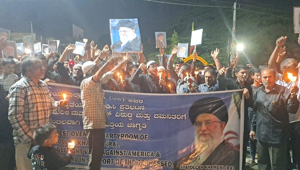 ದೊಡ್ಡಬಳ್ಳಾಪುರ: ಖಮೇನಿ ಹತ್ಯೆ ಖಂಡಿಸಿ ಮೊಂಬತ್ತಿಯೊಂದಿಗೆ ಪ್ರತಿಭಟನೆ