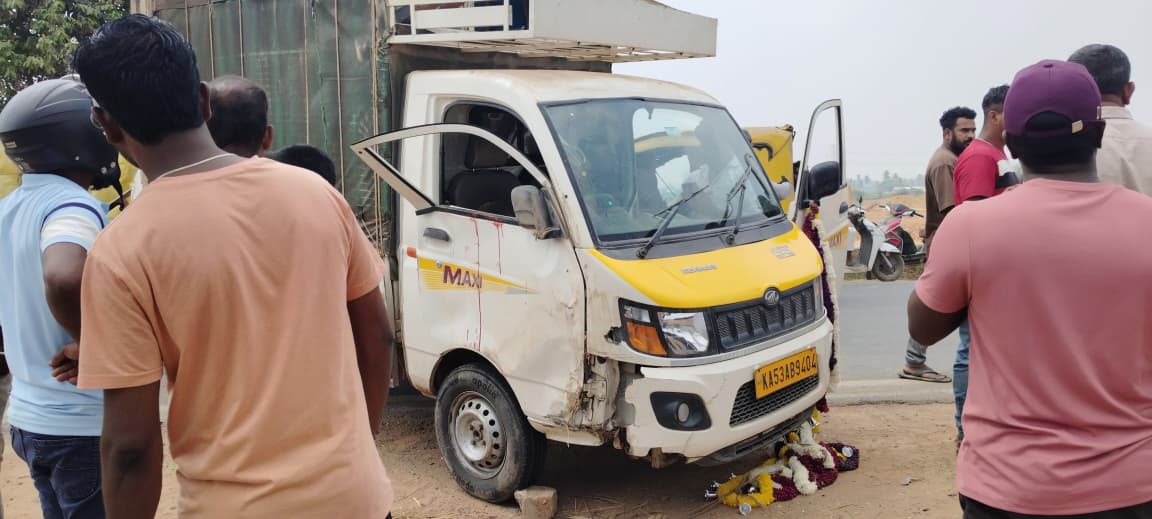 ದೊಡ್ಡಗಟ್ಟಿಗನಬ್ಬೆಗೇಟ್ ಸಮೀಪ ಇಂಡಿಯನ್ ಆಯಿಲ್ ಪೆಟ್ರೋಲ್ ಬಂಕ್ ಬಳಿ ಹೊಸಕೋಟೆ ಮತ್ತು ತಿರುಮಶೆಟ್ಟಿಹಳ್ಳಿ ರಸ್ತೆಯಲ್ಲಿ ಅಪಘಾತಕ್ಕಿಡಾದ ಟಾಟಾ ಎಸಿ