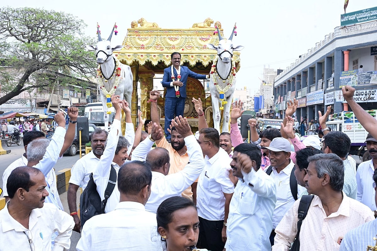 ಕುಣಿಗಲ್: ಶಿಕ್ಷಕರ ಸಂಘಗಳ ಒಕ್ಕೂಟದಿಂದ ಅದ್ದೂರಿ ಬೀಳ್ಕೊಡುಗೆ