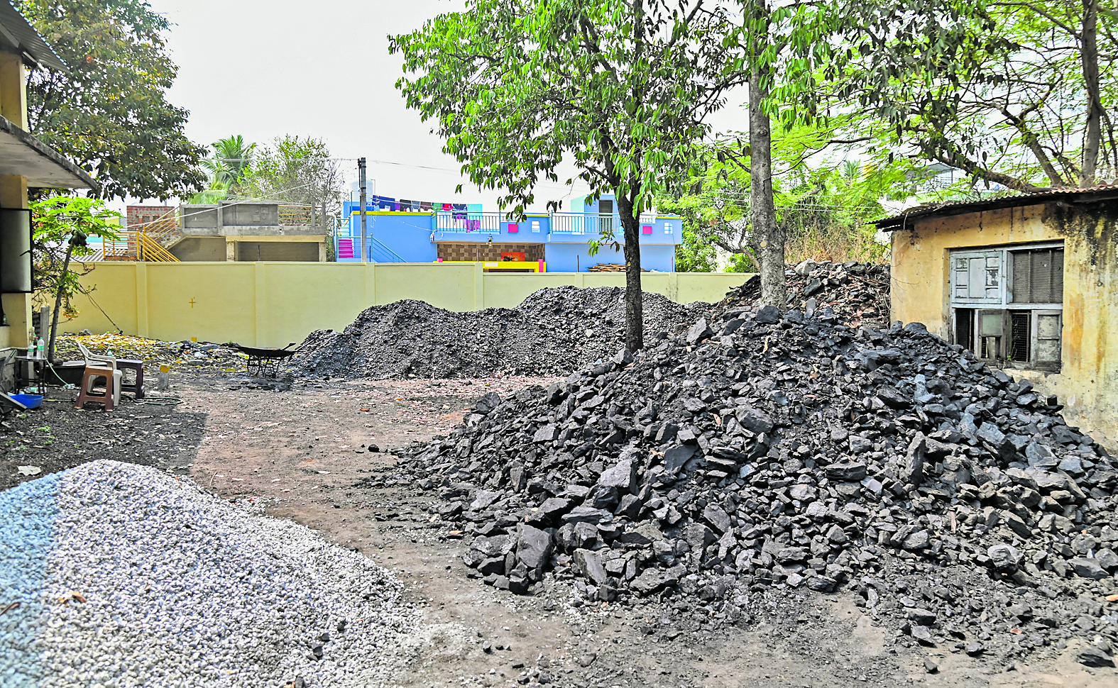 ಕ್ರೀಡಾಂಗಣಕ್ಕೆ ಹೊಂದಿಕೊಂಡಿರುವ ಜಾಗದಲ್ಲಿ ಸಂಗ್ರಹಿಸಿರುವ ಕಲ್ಲಿದ್ದಲು