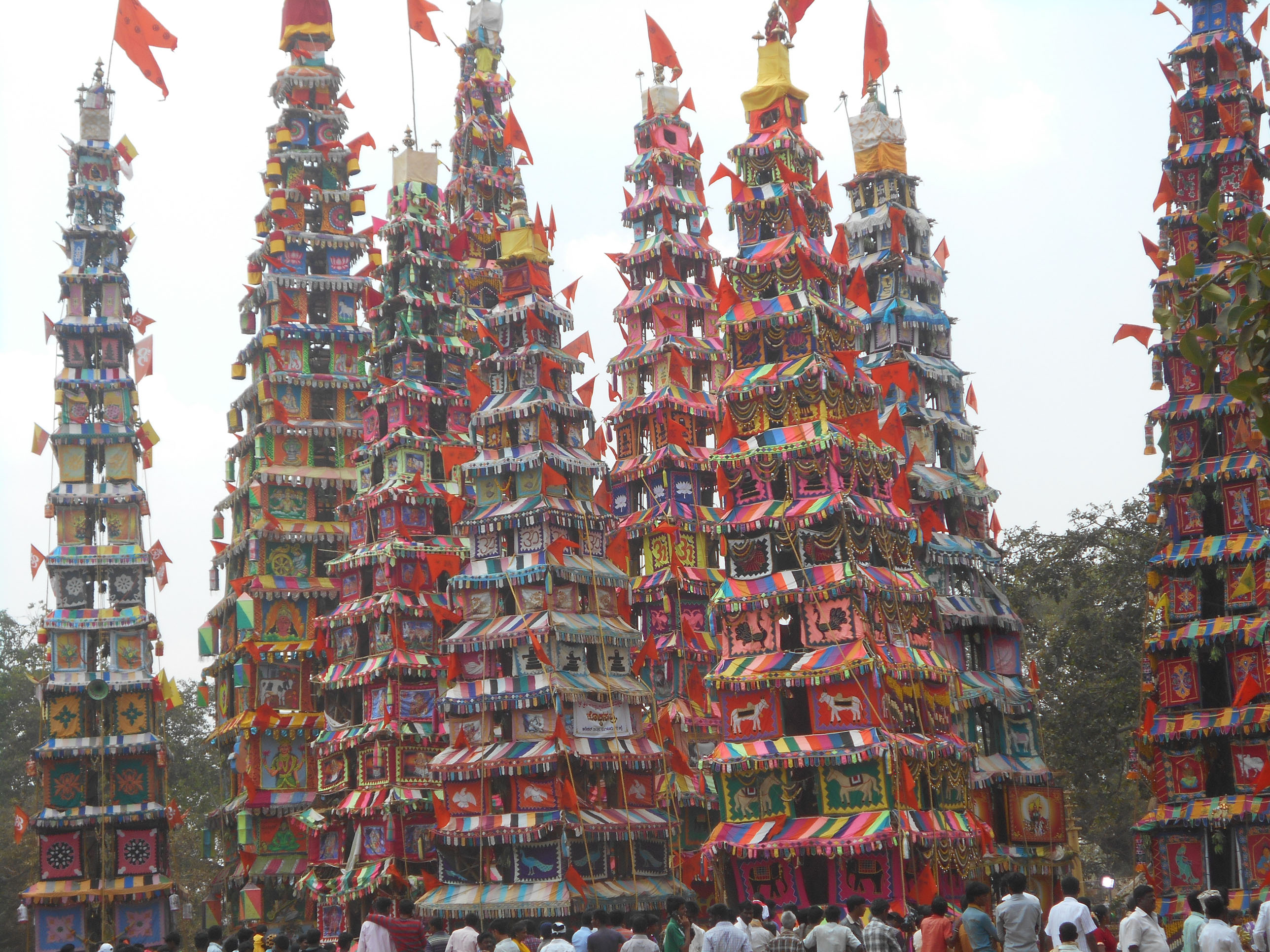 ಹುಸ್ಕೂರು ಮದ್ದೂರಮ್ಮ ದೇವಿ ಜಾತ್ರೆಯಲ್ಲಿ ತೇರುಗಳು 
